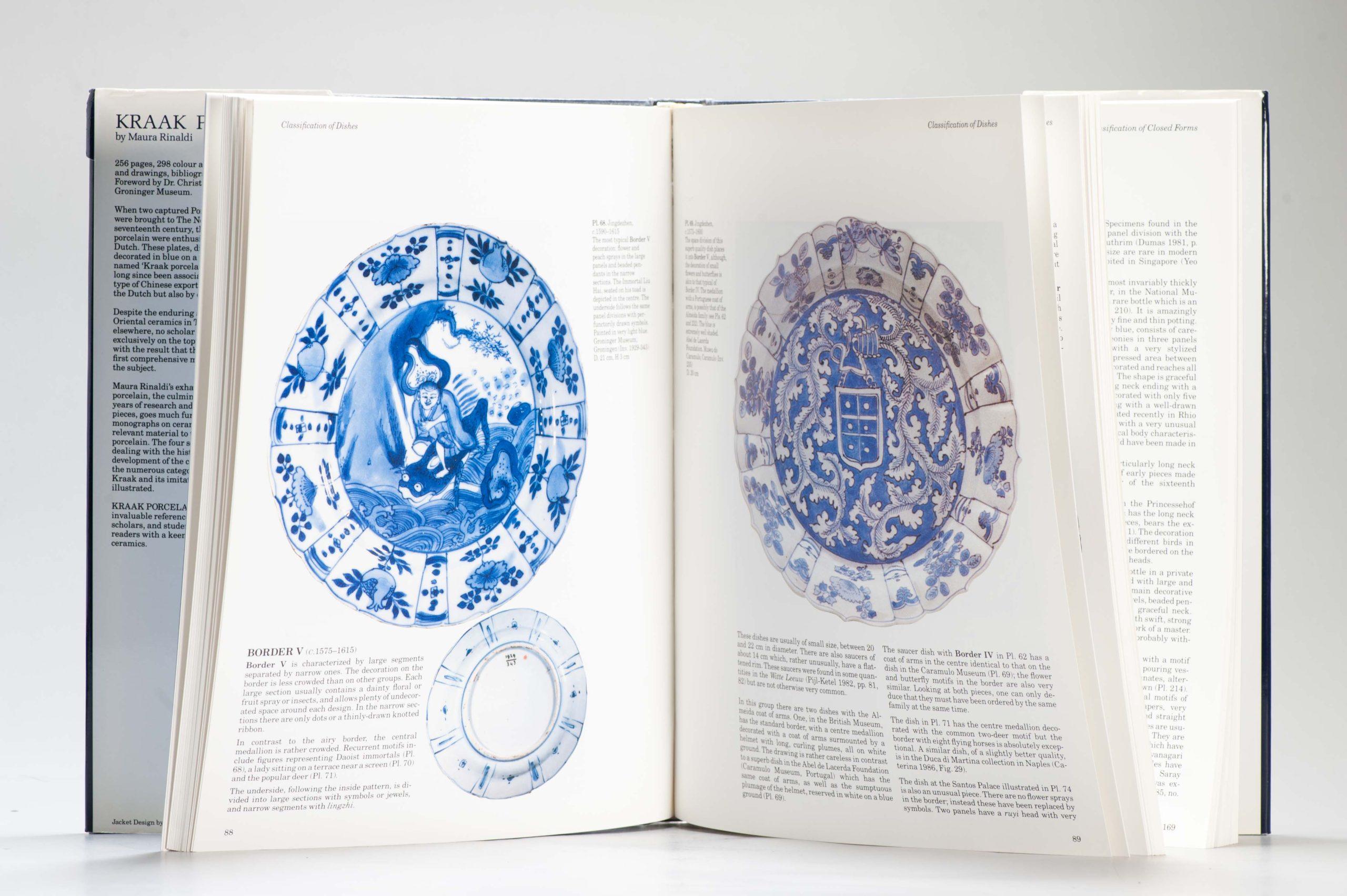 Maura Rinaldi Porcelana Kraak: Un momento en la historia del comercio

98 láminas en color y en blanco y negro, mapas y dibujos, bibliografía e índice. Prólogo del Dr. Christian J.A. Jorg, Museo Groninger.

Cuando dos mercantes portugueses