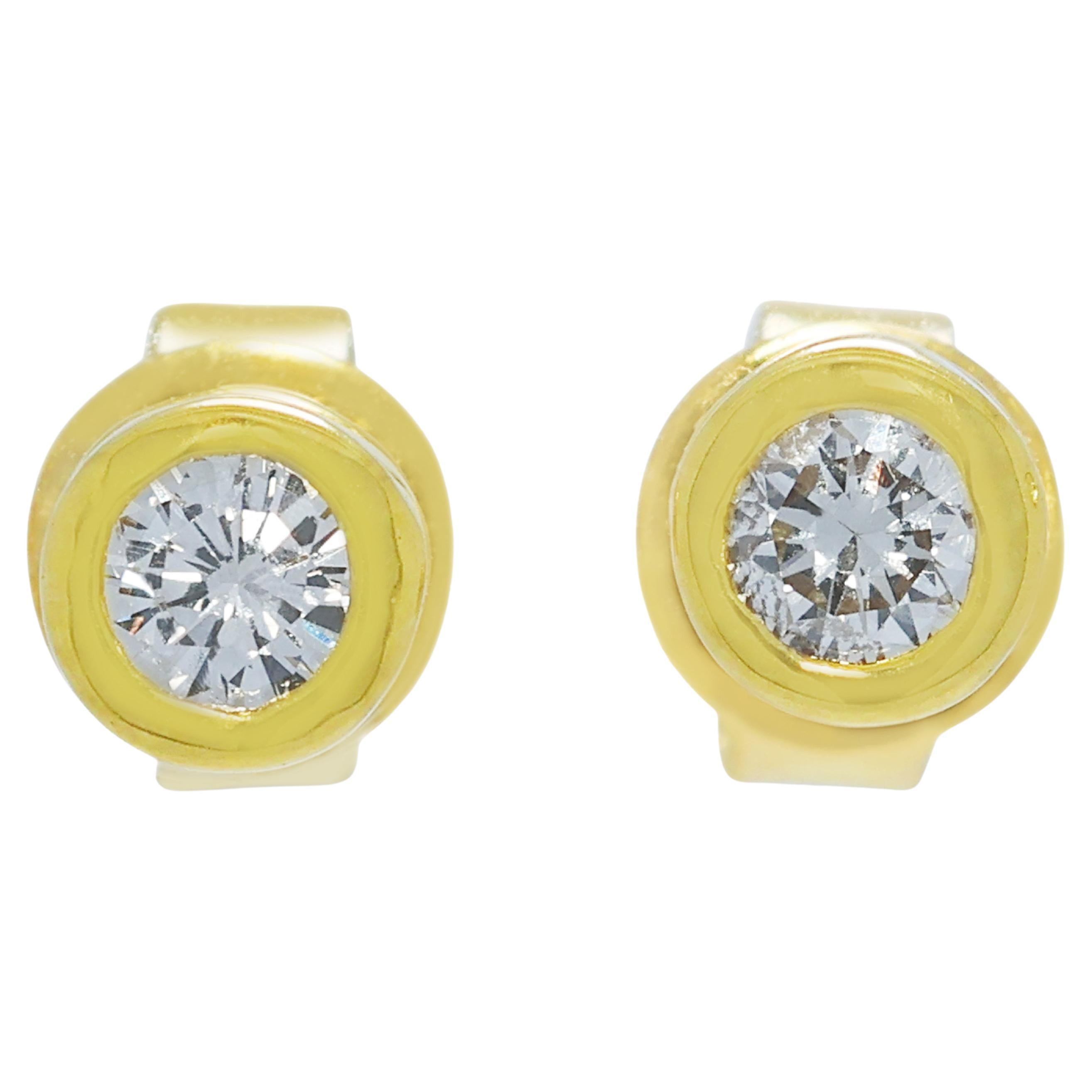 Boucles d
oreilles raffinées en or jaune 18 carats avec chaton et diamant de 0,10 carats