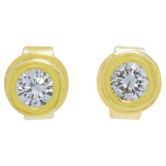 Boucles d
oreilles raffinées en or jaune 18 carats avec chaton et diamant de 0,10 carats