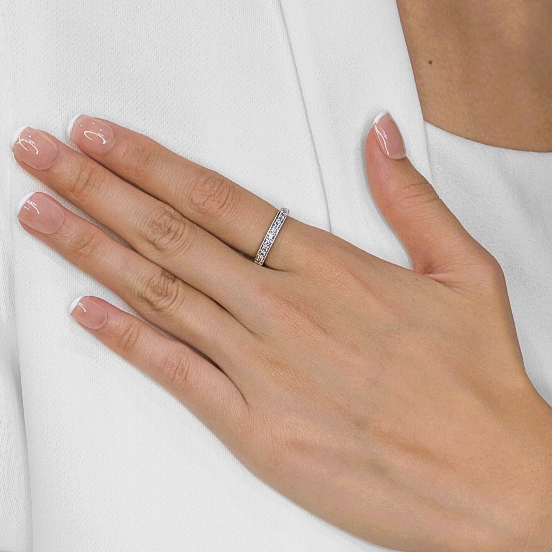 Ce nouveau bracelet raffiné en platine rayonne d'une élégance discrète, serti de 11 diamants ronds naturels de taille brillant totalisant 0,11ct. Chaque diamant, de couleur F-G et de pureté VS-SI, scintille délicatement sur le devant du bracelet,