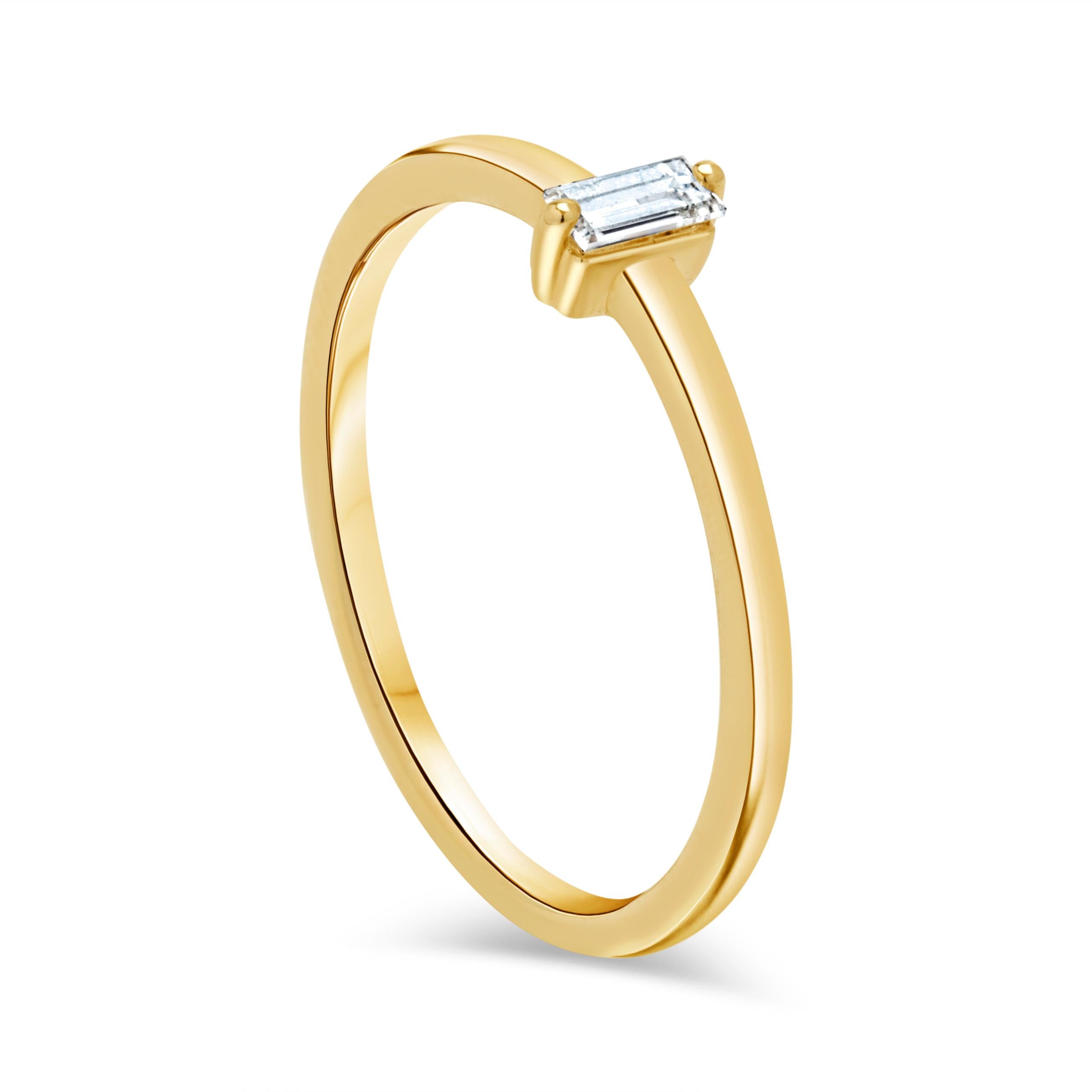 Bague de mode en or jaune 14k, ornée de diamants baguettes totalisant 0,12 carats. Ces diamants sont classés F-G pour la couleur, ce qui signifie qu'ils sont presque incolores et d'excellente qualité, et ont un indice de pureté VS1-VS2, indiquant