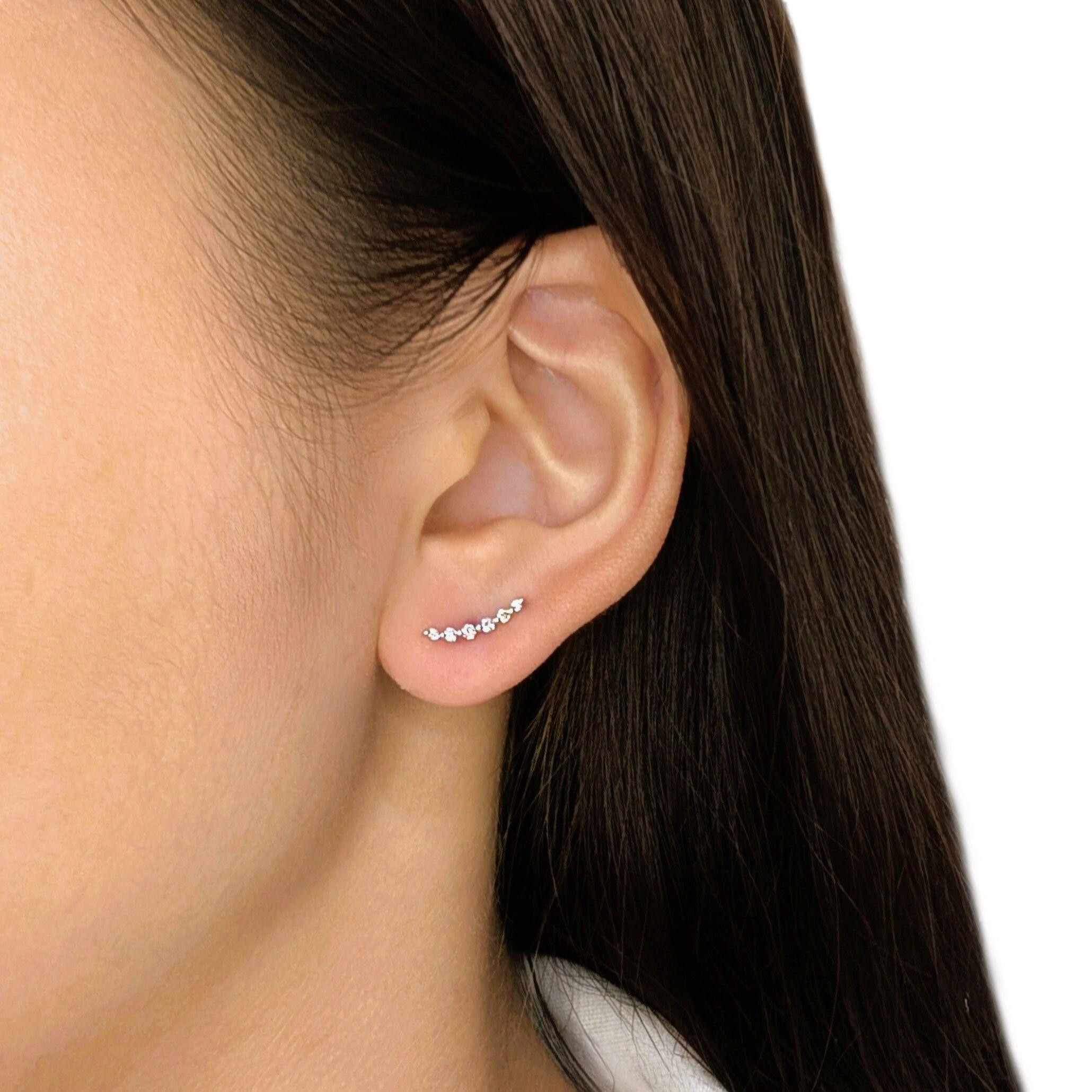 Une touche raffinée d'éclat, ces boucles d'oreilles présentent 12 diamants naturels ronds de taille brillant d'un poids combiné de 0,20ct. Chaque diamant, de couleur G-H et de pureté VS-SI, est soigneusement serti afin de créer un scintillement