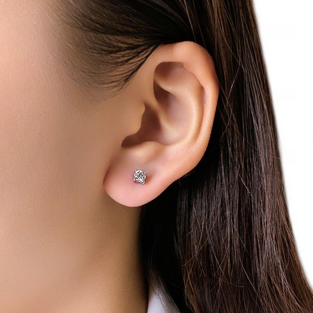 Propre. Classique. Brilliante à souhait. Ces diamants ronds et brillants de 0,40 carat - de couleur G et de pureté VS - sont enfermés dans des montures élégantes à quatre branches en or blanc 18 carats qui laissent le feu parler de lui-même. Avec