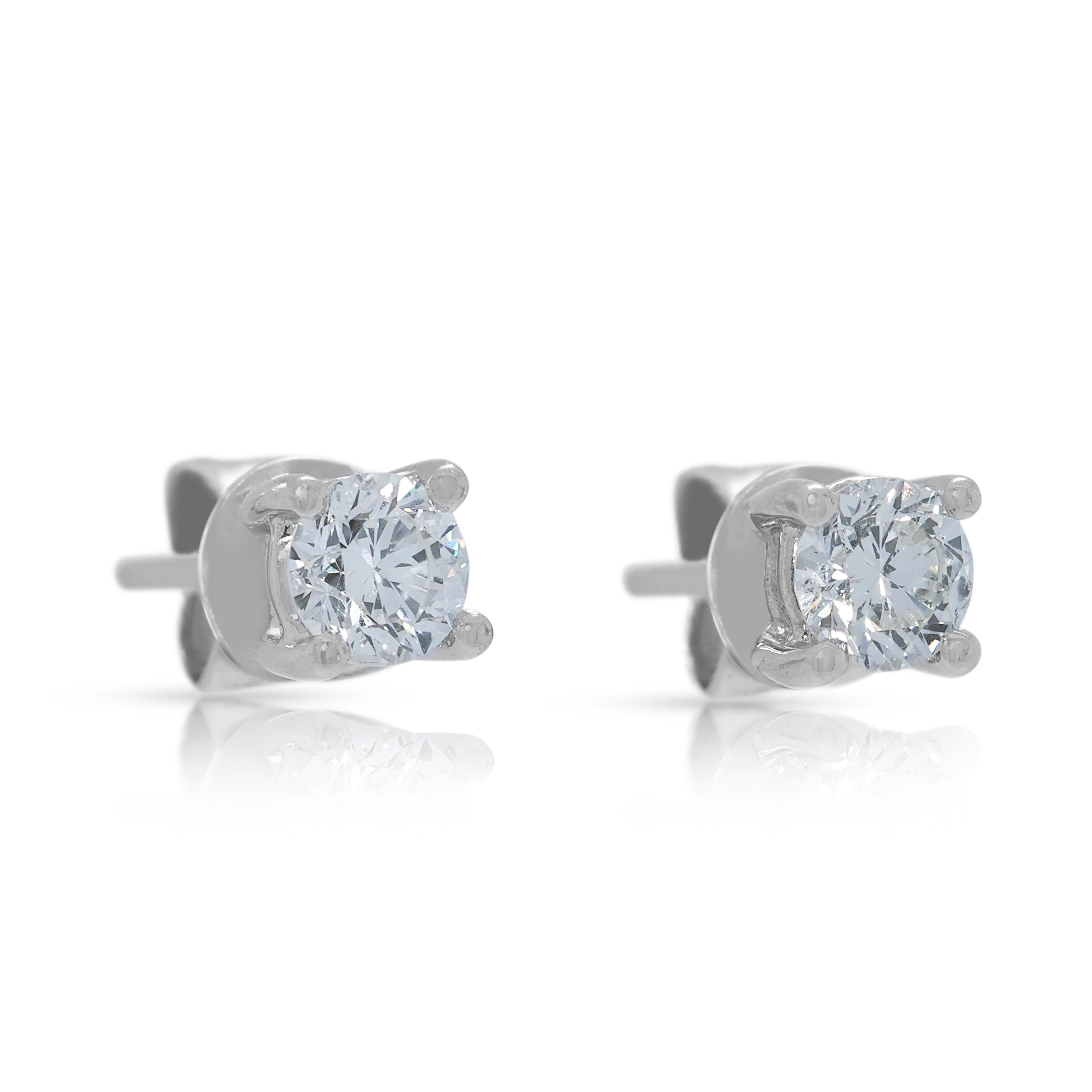 Taille ronde Boucles d'oreilles raffinées en or blanc 18 carats avec 0,40 ct de diamant en vente