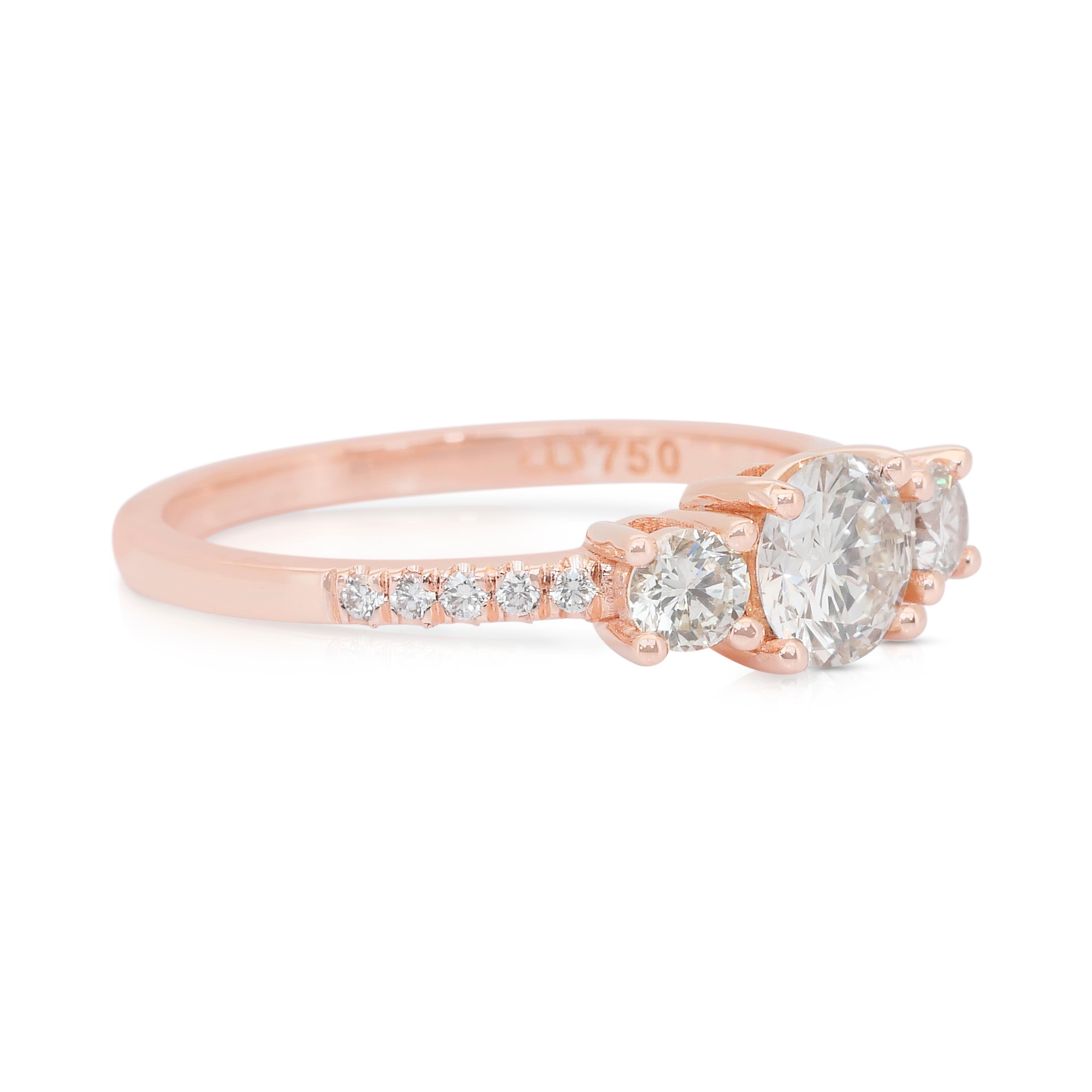 Bague 3 pierres en or rose 18 carats avec 0,92 ct de diamants - certifié IGI

Cette bague en or rose 18 carats est une expression romantique de l'individualité. En son centre se trouve un diamant rond de 0,60ct qui rayonne de chaleur grâce à une