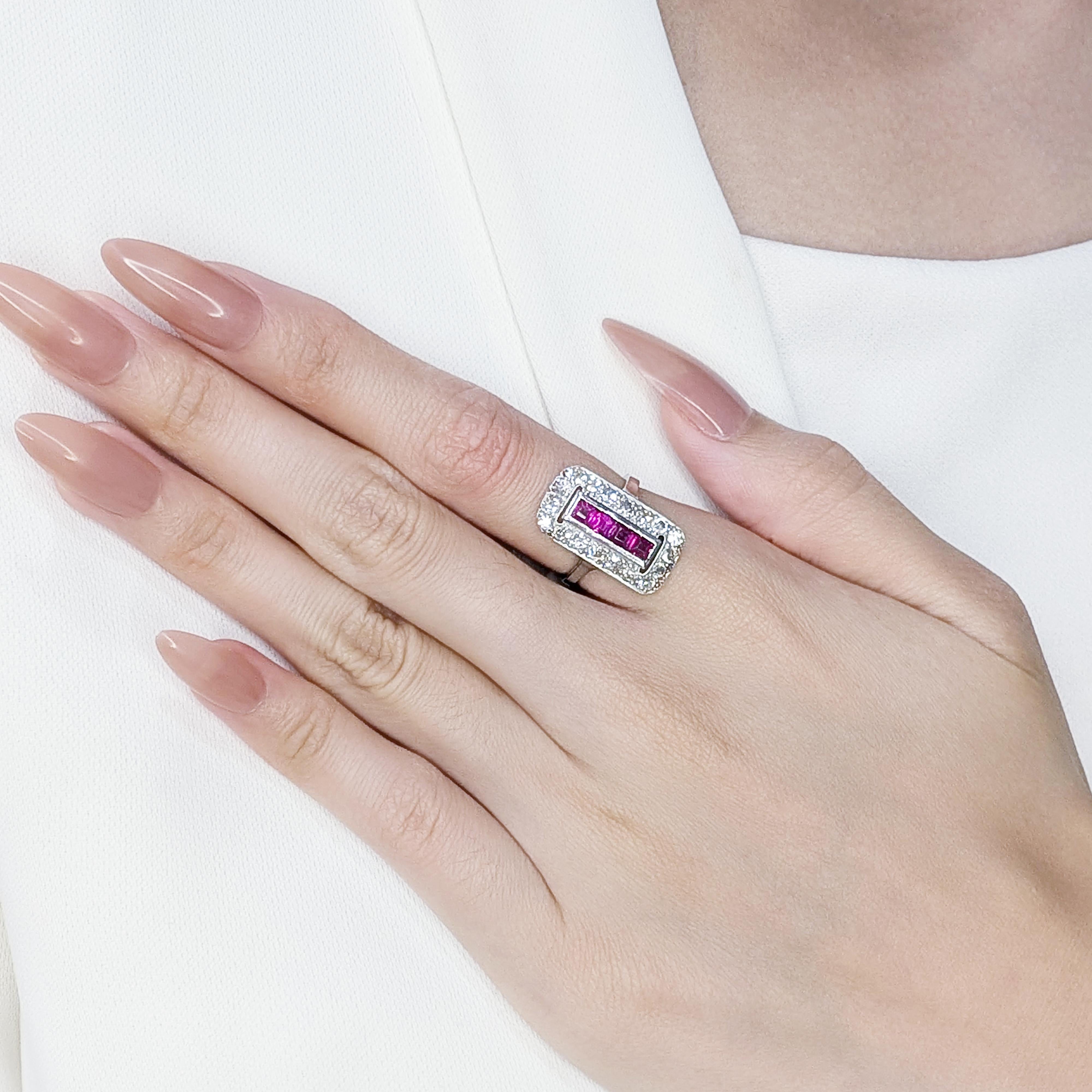 Dieser rechteckige Ring aus zweiter Hand ist eine raffinierte Mischung aus Luxus und Raffinesse, gefertigt aus exquisitem Platin. Vier rote Rubine im Prinzess-Schliff mit einem Gesamtkaratgewicht von 0,4 ct. verleihen dem Schmuckstück einen