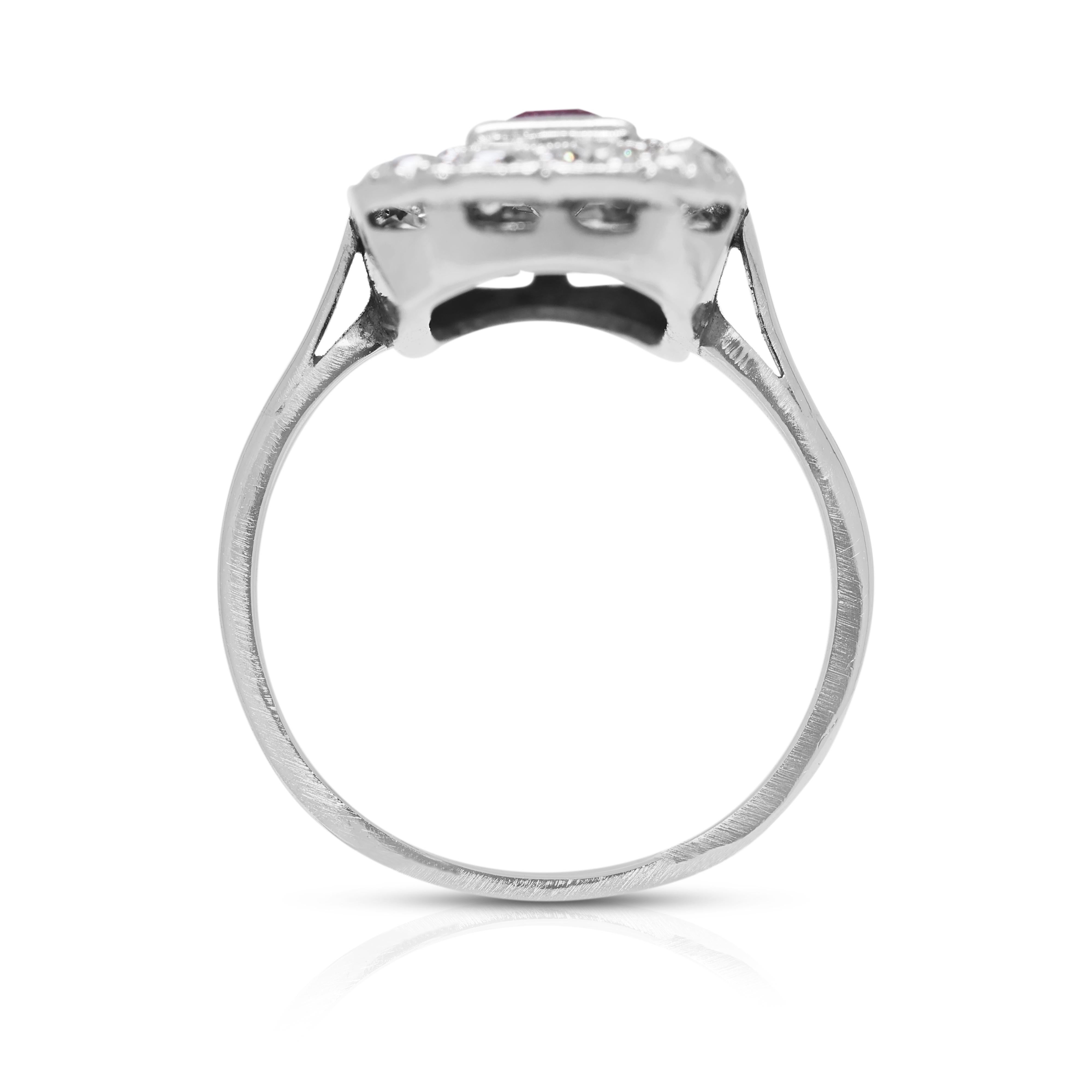 Ring aus Platin mit raffiniertem 0,94 Karat Rubin und natürlichen Diamanten im Angebot 2