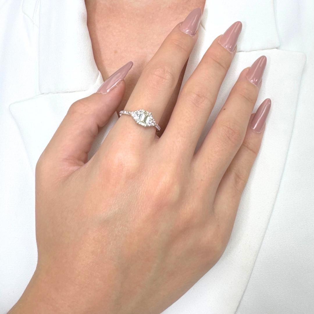 Raffinierter 1,21ct Diamanten Cluster Ring in 18k Weißgold - IGI zertifiziert

Dieser elegante Ring aus 18 Karat Weißgold ist mit einem atemberaubenden Diamanten im Smaragdschliff von 0,95 Karat besetzt. Sechzehn runde Brillanten mit 0,26 Karat an