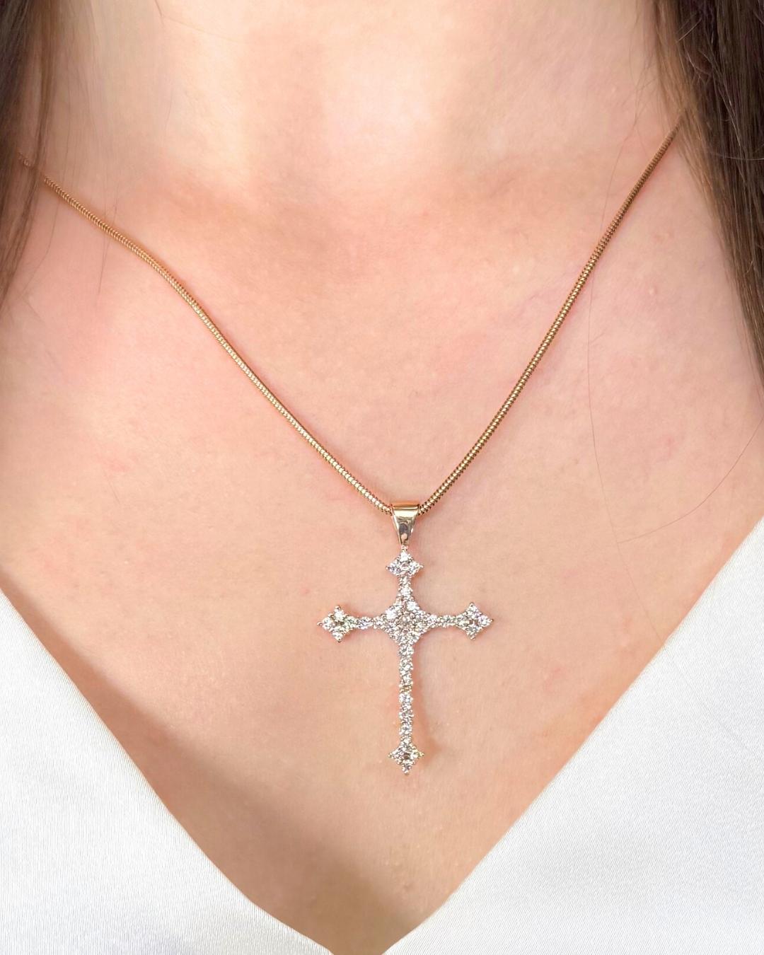 Refined 1.90ct Diamonds Necklace with Cross Pendant in 14k Rose Gold - IGI Certified

Infused with vintage charm, this 14K rose gold necklace glows with 32 round diamonds totaling 1.90ct. The soft, champagne-like tones of diamonds are beautifully