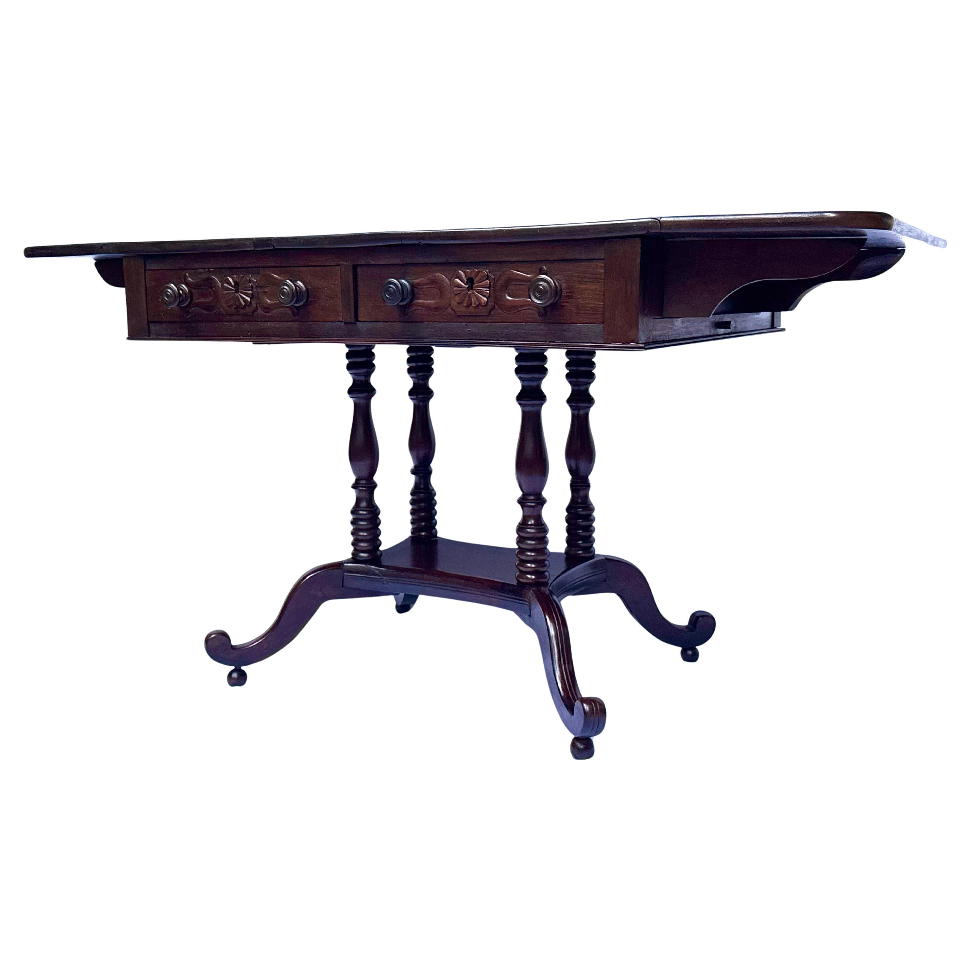 Table brésilienne raffinée du XIXe siècle dans le style de DOM João VI
Cette élégante table brésilienne du XIXe siècle illustre la sophistication transitoire de la période de DOM João VI, où la sobriété néoclassique rencontre la grandeur tropicale.