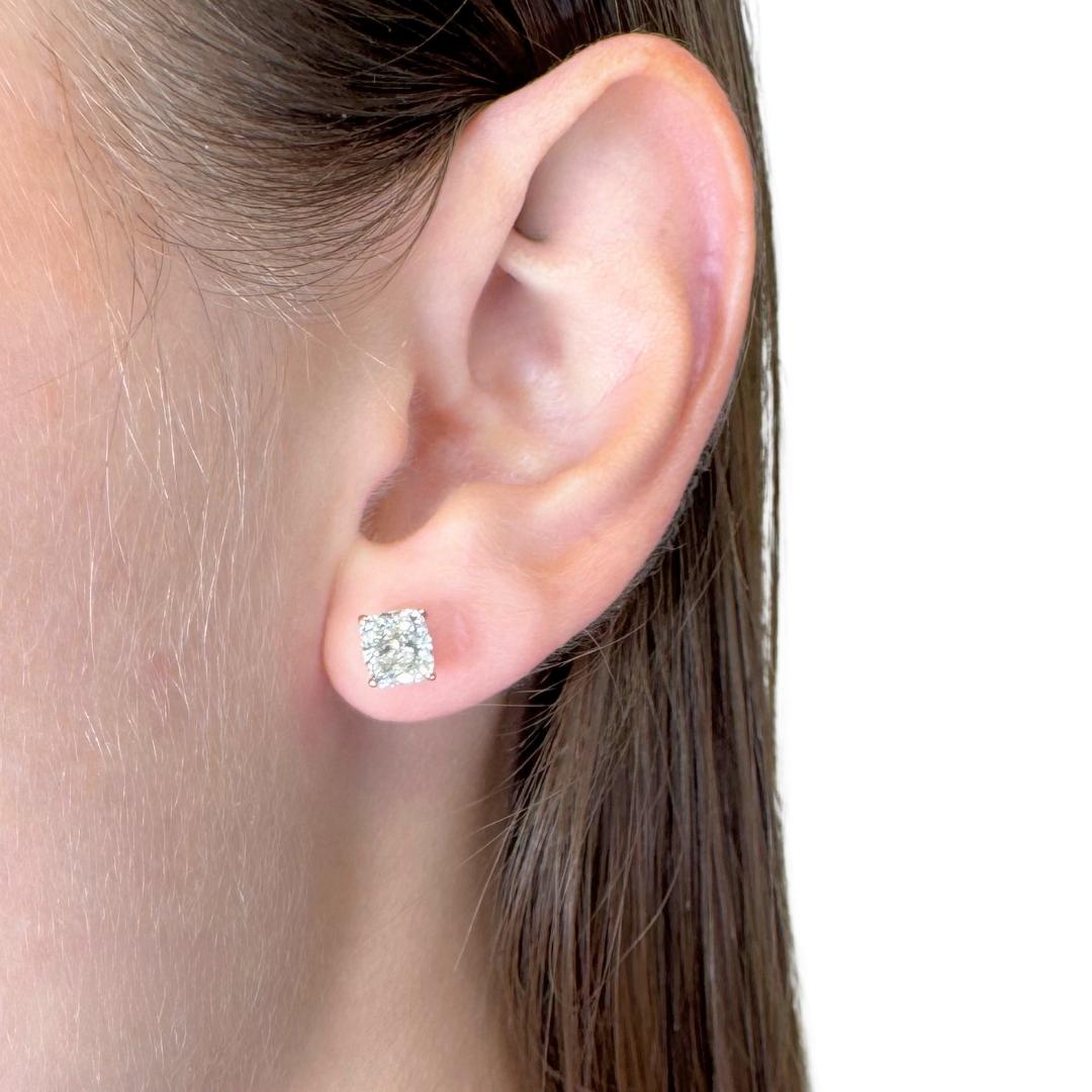 Boucles d'oreilles en or rose 18k avec 2.02ct de diamants - IGI Certified

Classiques et intemporels, ces clous d'oreilles en diamant taille coussin de 2,02 carats rayonnent de luxe en or rose 18 carats. Les deux diamants sont parfaitement assortis