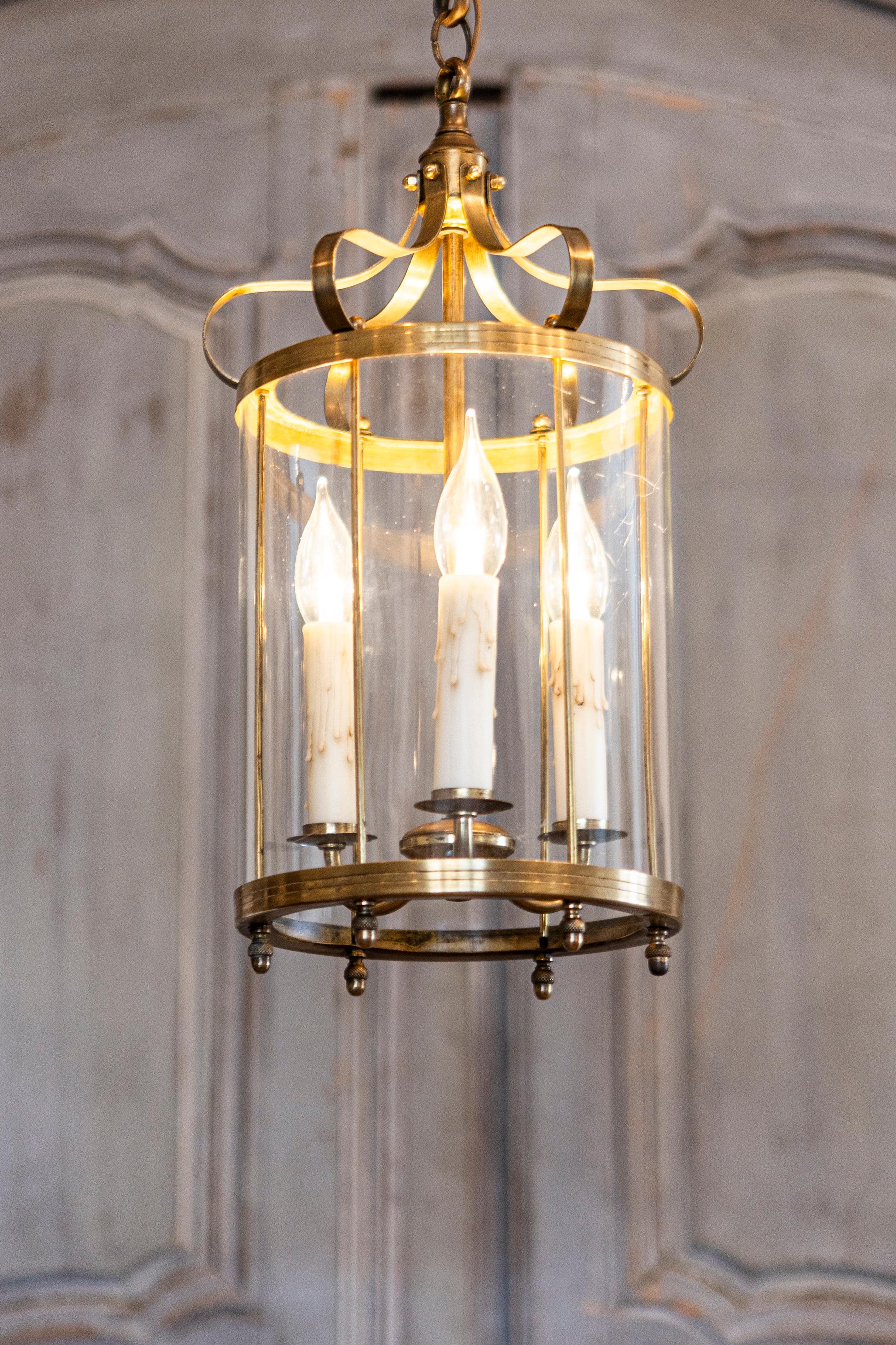 Refinada linterna francesa de latón del siglo XX con cerramiento de cristal en Bueno estado para la venta en Atlanta, GA