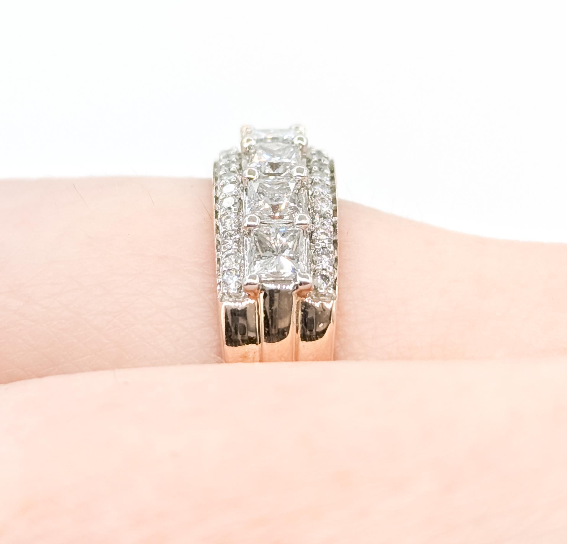 Taglio princess Raffinato anello con 3 file di diamanti in 14 carati in vendita