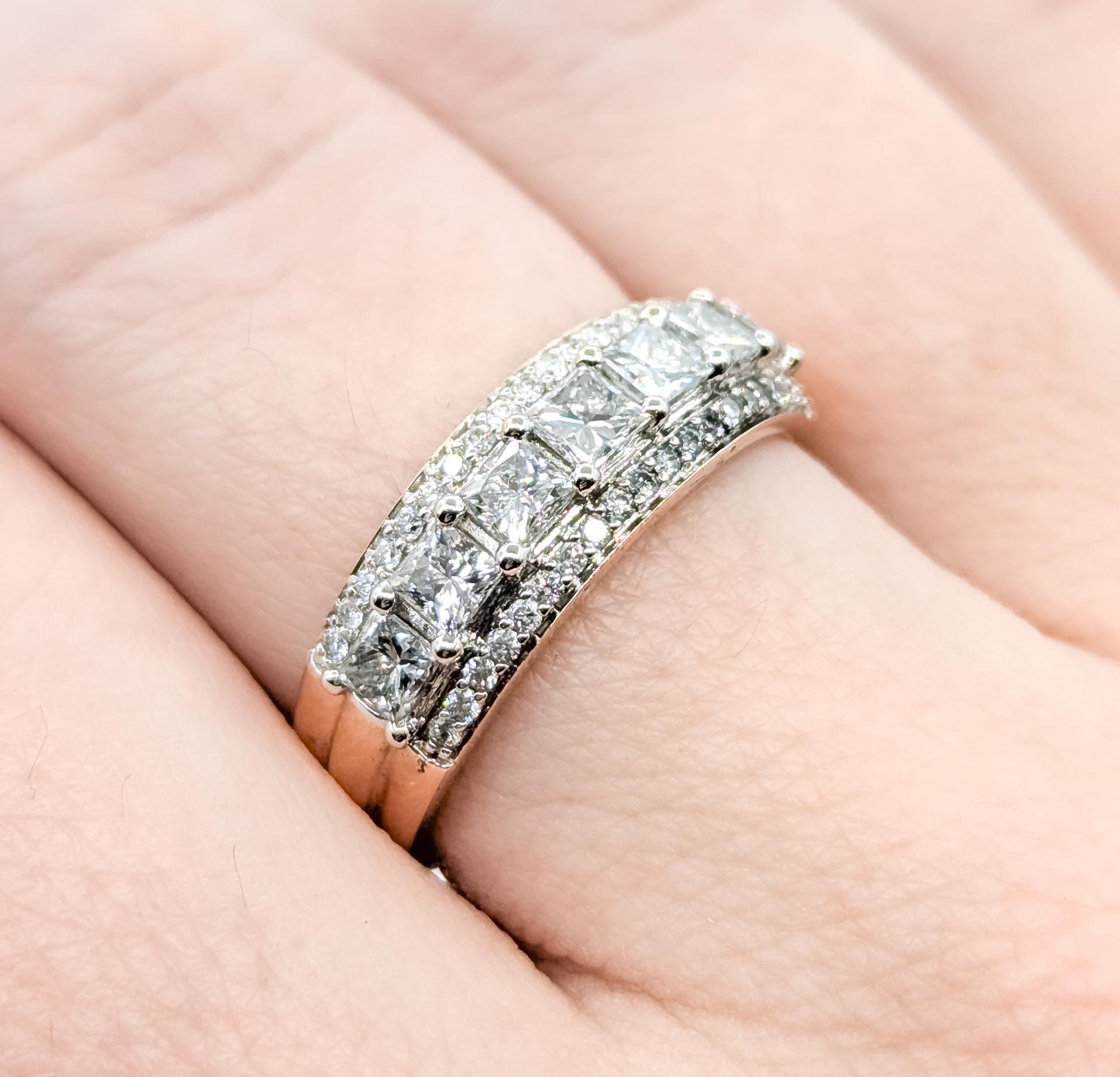 Raffinato anello con 3 file di diamanti in 14 carati In condizioni ottime in vendita a Bloomington, MN