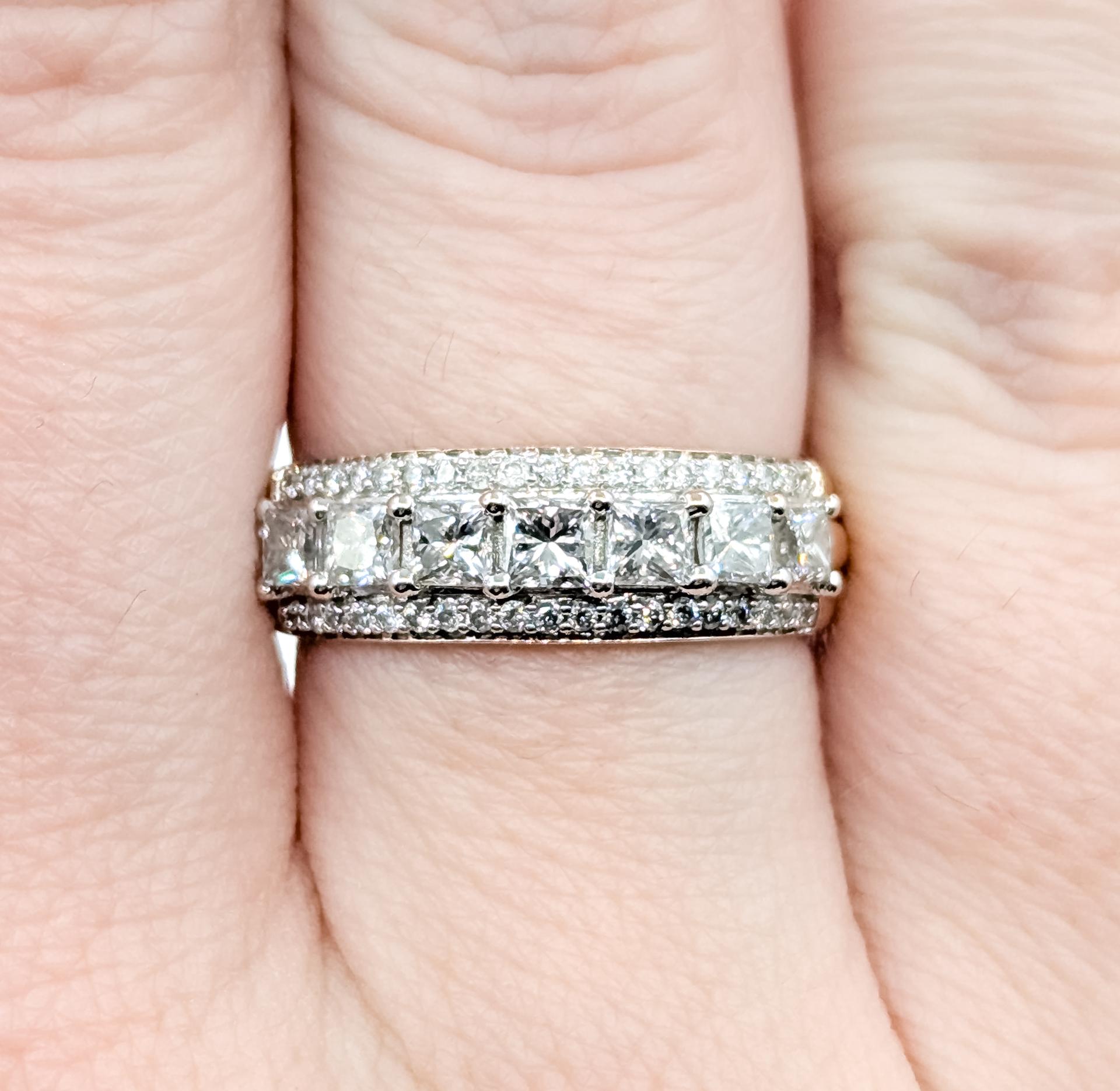 Donna Raffinato anello con 3 file di diamanti in 14 carati in vendita