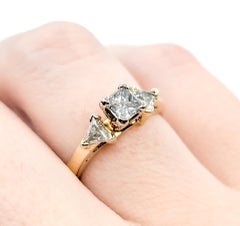 Raffinato anello con 3 pietre e diamanti in 14 carati