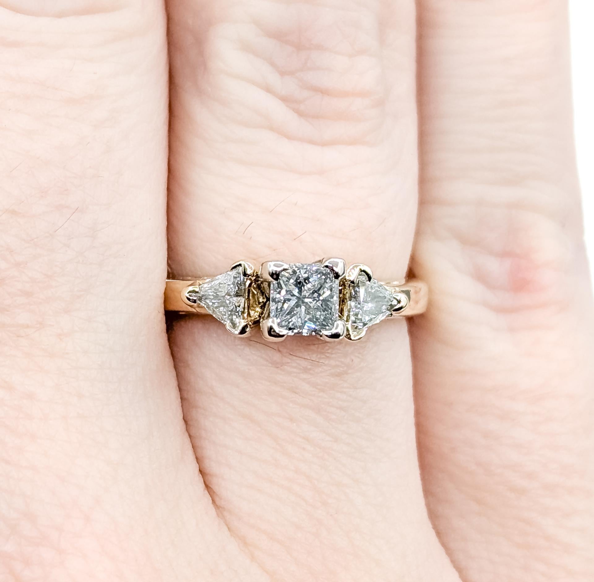 Contemporaneo Raffinato anello con 3 pietre e diamanti in 14 carati in vendita