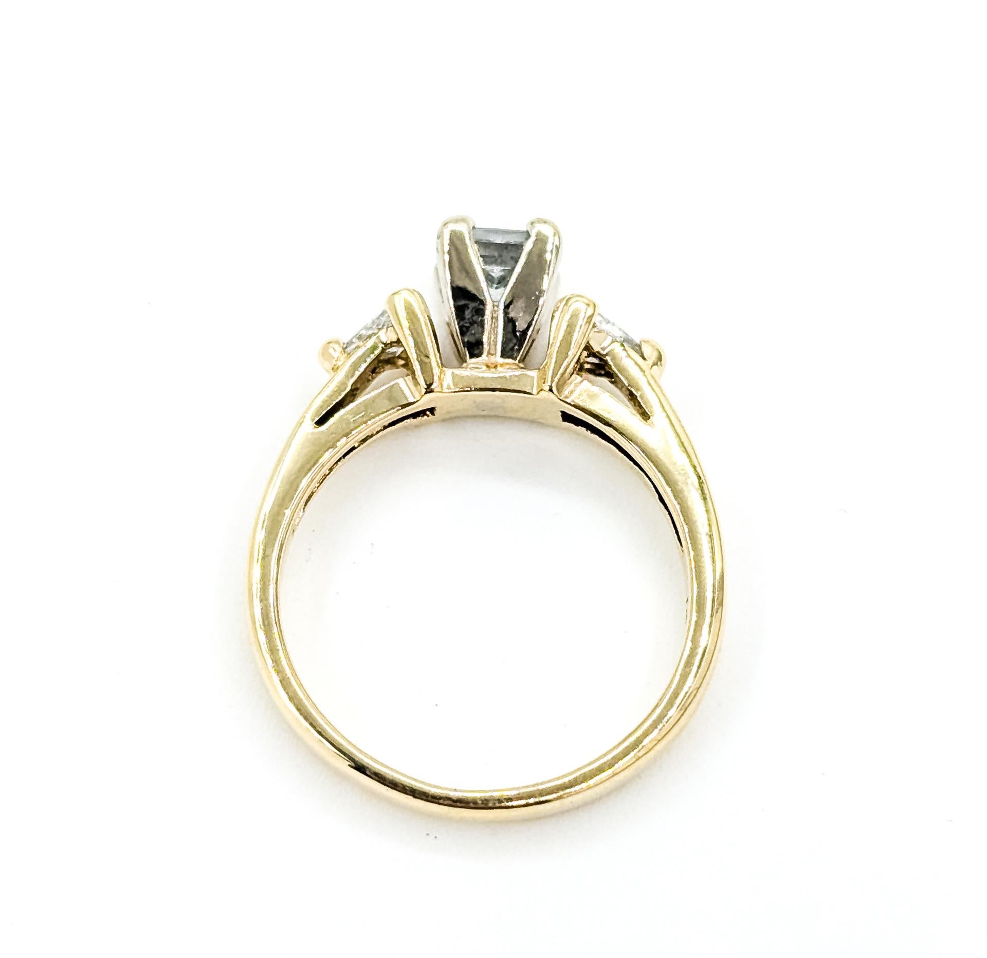 Taglio princess Raffinato anello con 3 pietre e diamanti in 14 carati in vendita