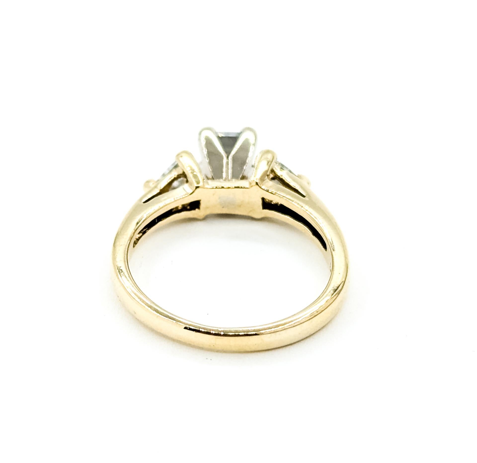 Raffinato anello con 3 pietre e diamanti in 14 carati In condizioni ottime in vendita a Bloomington, MN