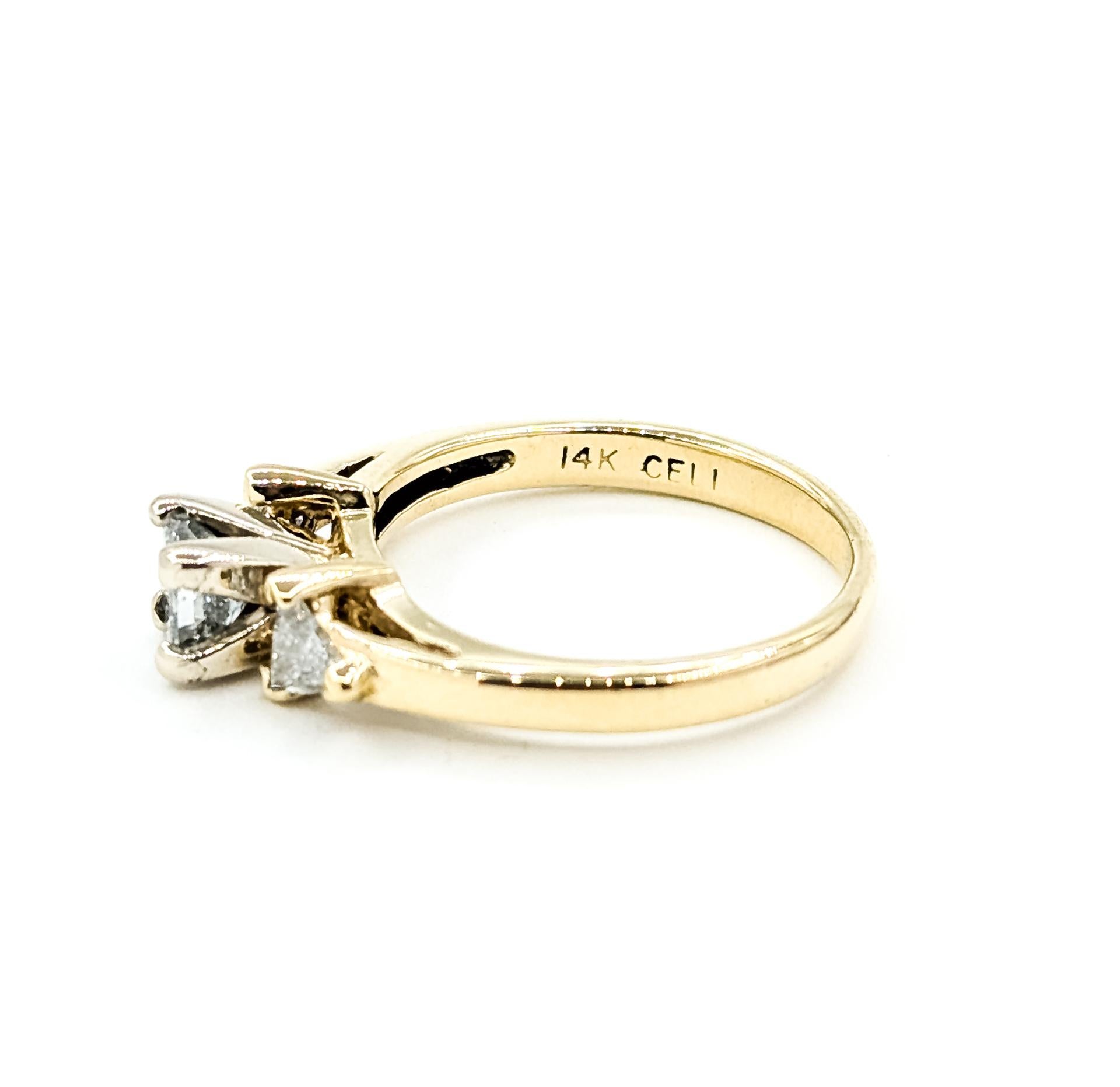 Donna Raffinato anello con 3 pietre e diamanti in 14 carati in vendita