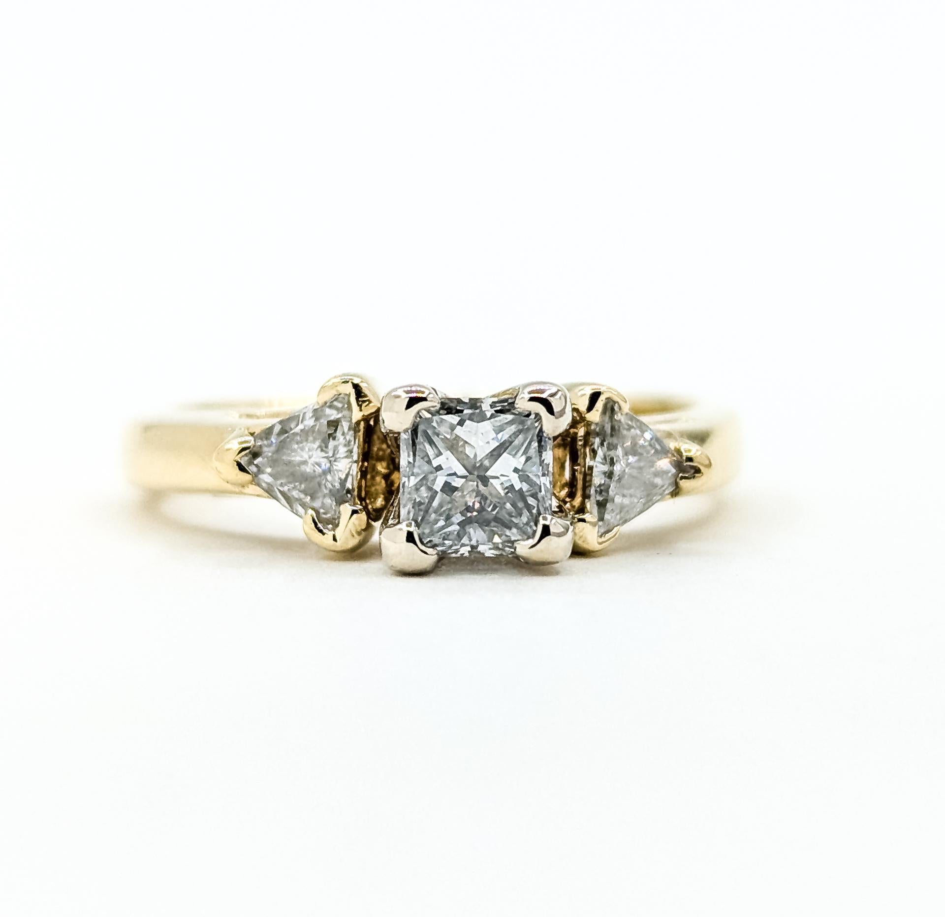 Raffinato anello con 3 pietre e diamanti in 14 carati in vendita 1