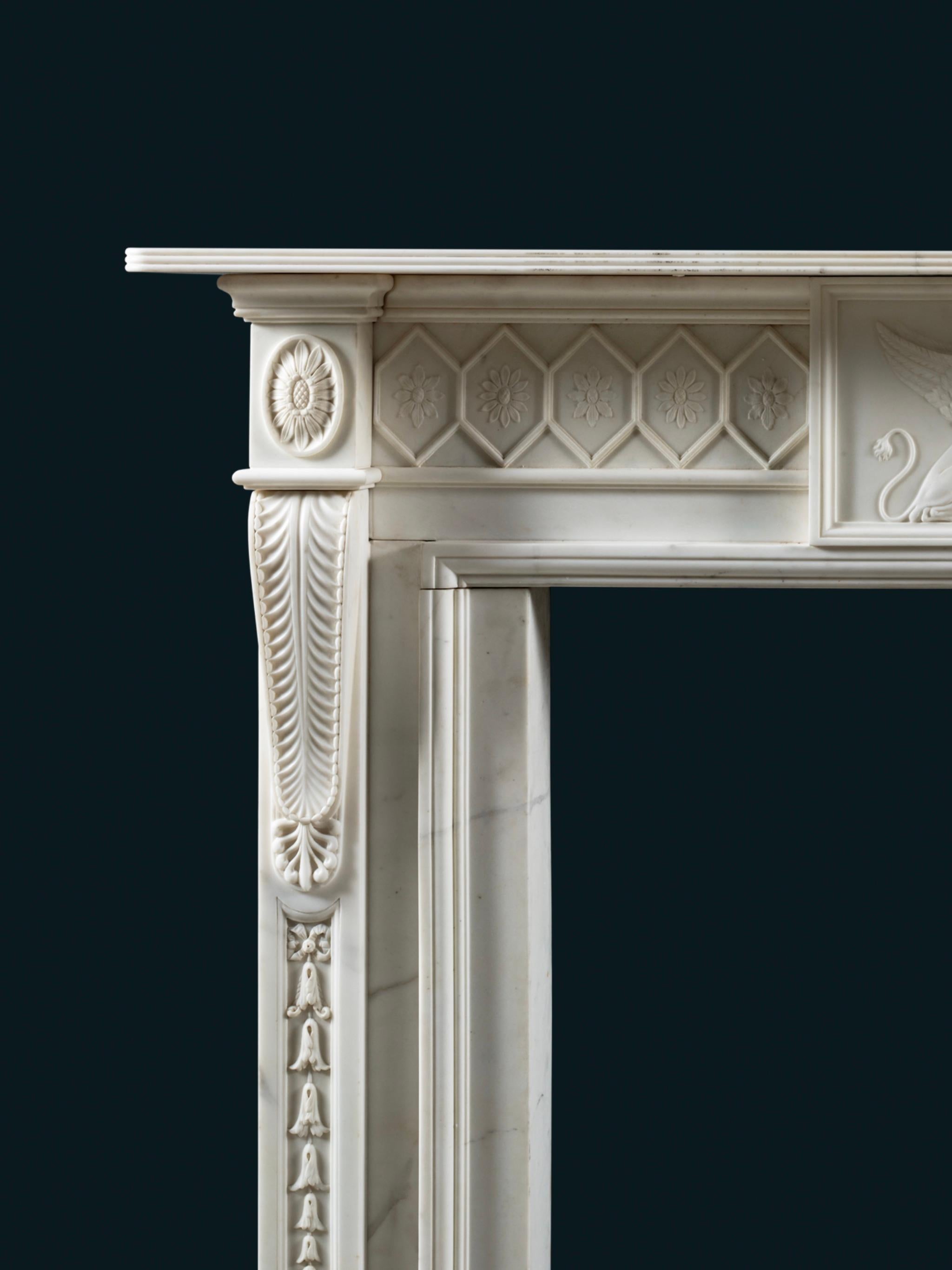 Cheminée d'époque Adams très raffinée, sculptée dans du marbre blanc de Statuaire.
La frise est ornée de fleurs fermées alternées dans des losanges, et d'une tablette centrale représentant deux sphinx tenant une patera. L'iconographie du sphinx