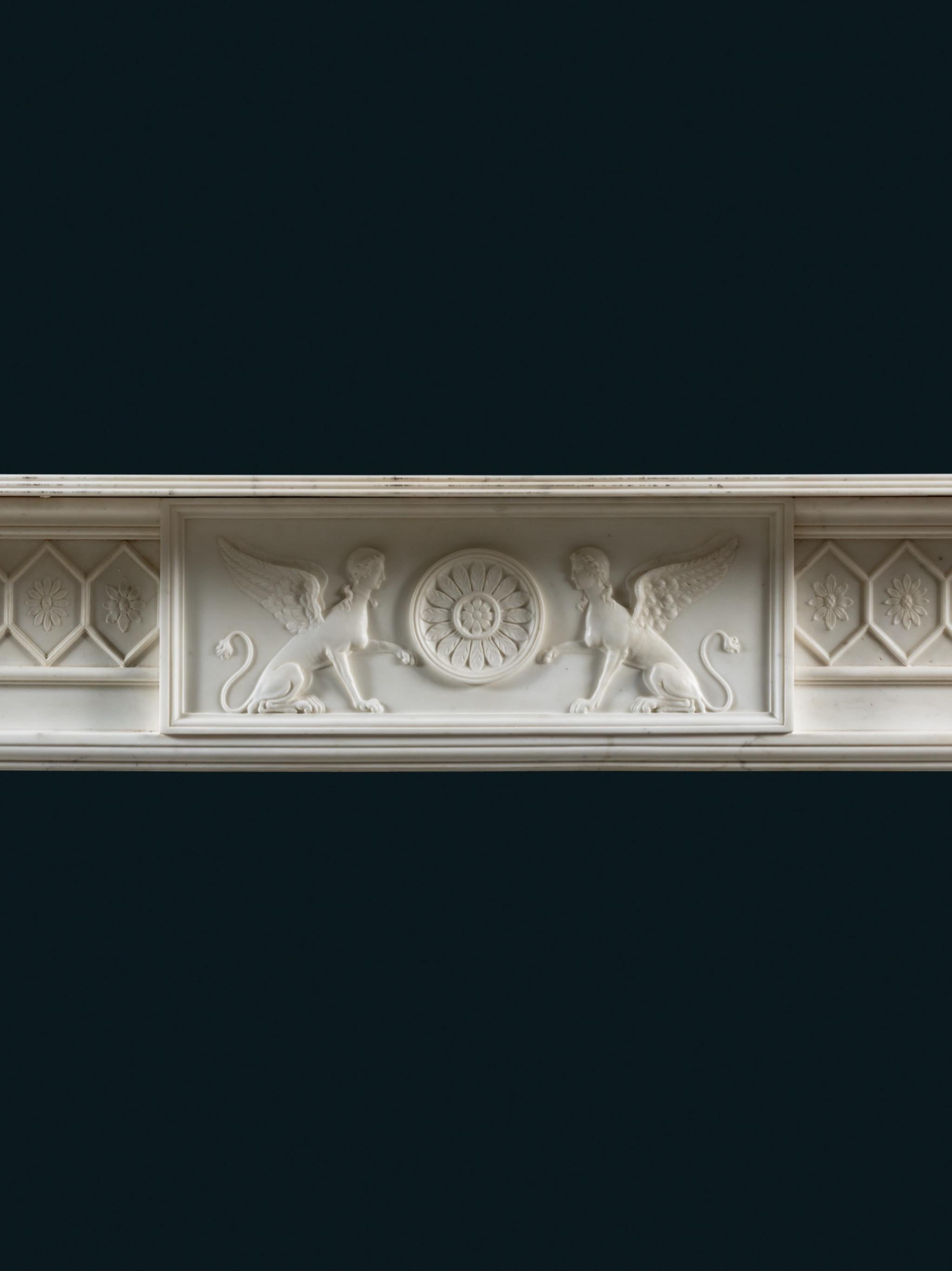 Style Adam Cheminée raffinée d'époque Adam sculptée en marbre statuaire blanc. en vente