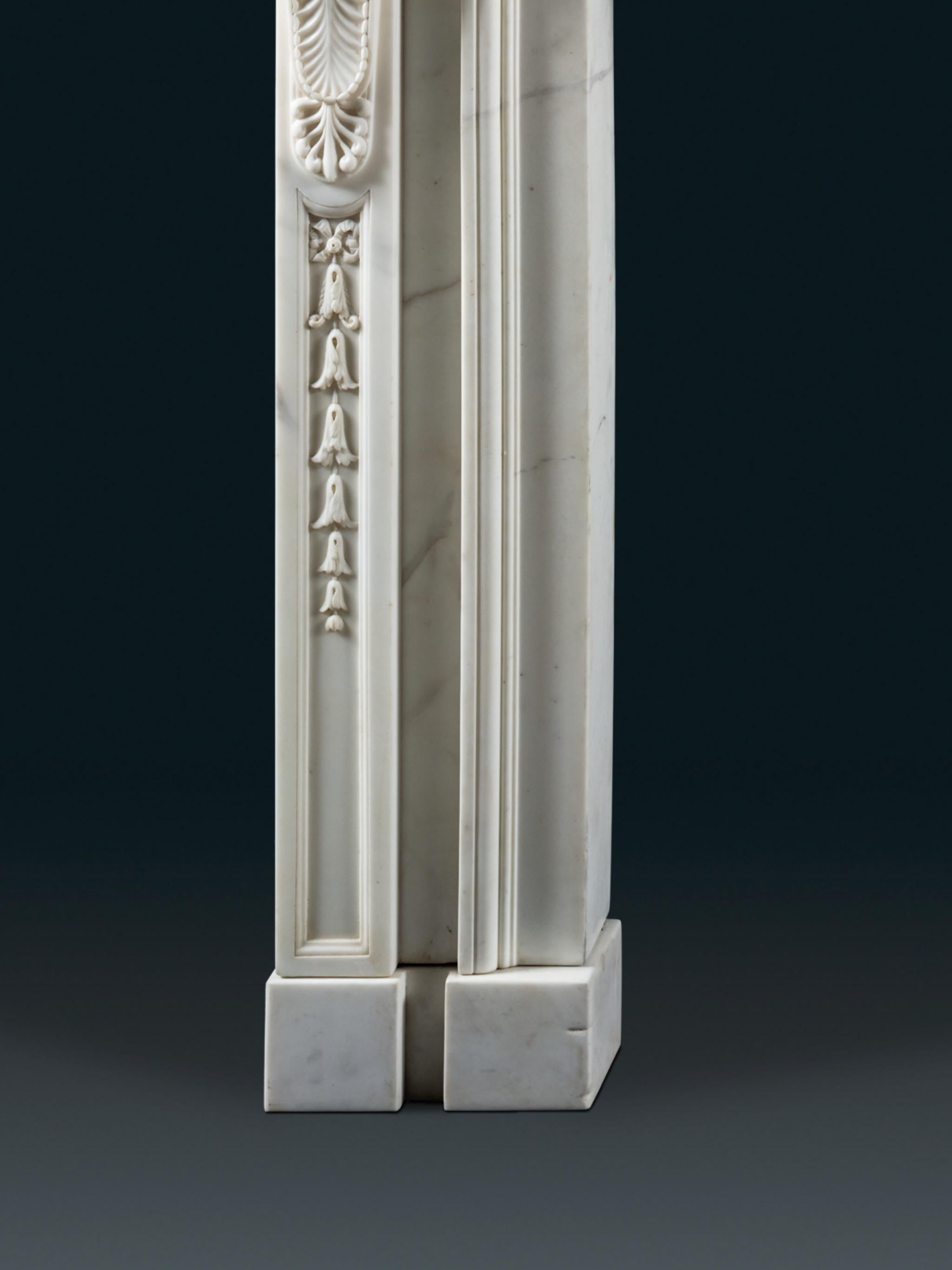 Sculpté Cheminée raffinée d'époque Adam sculptée en marbre statuaire blanc. en vente