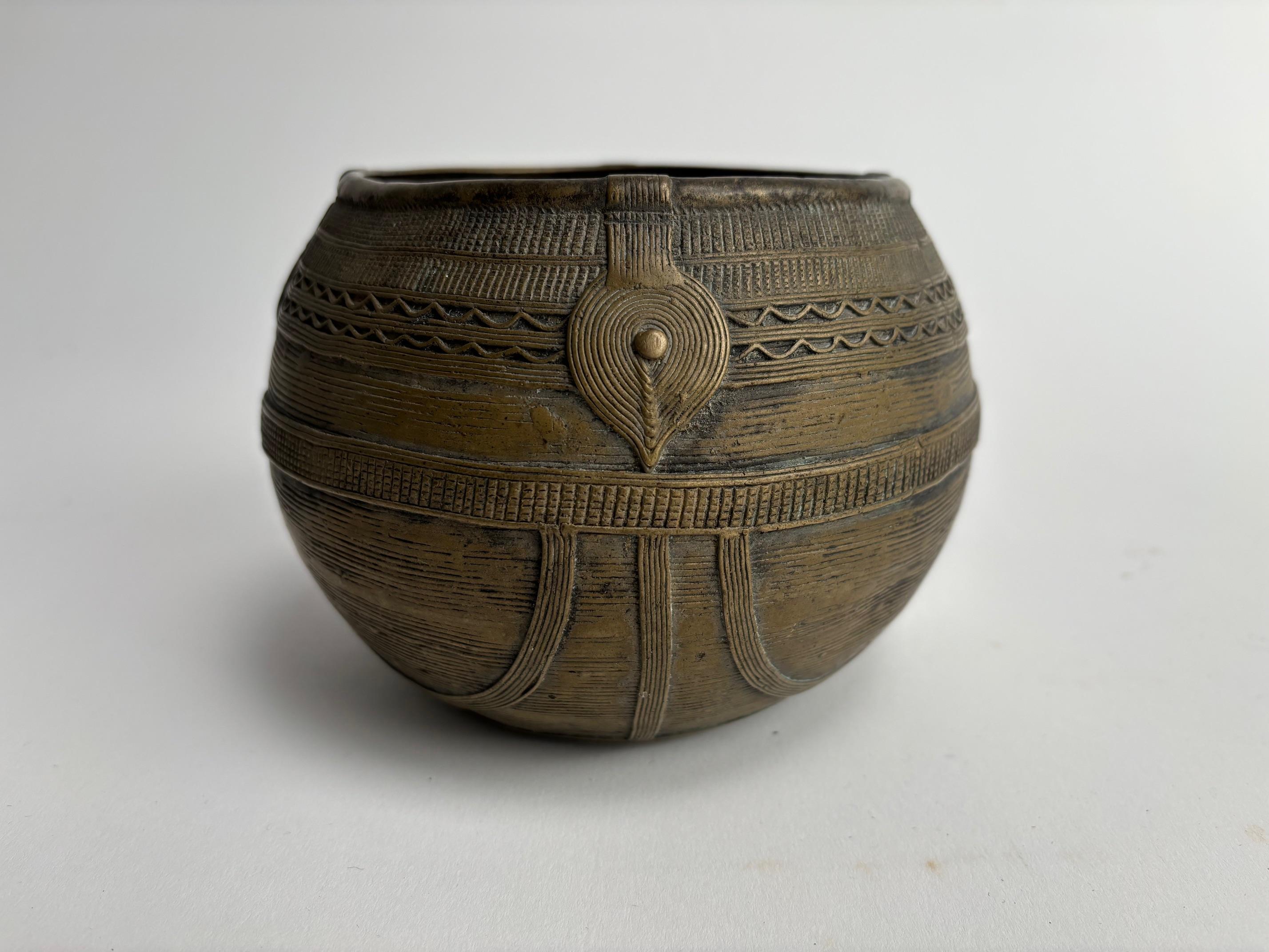 Raro e raffinato vaso africano in metallo con decorazioni fatte a mano, un oggetto di grande fascino in grado di arredare con stile ed eleganza i tuoi spazi domestici
