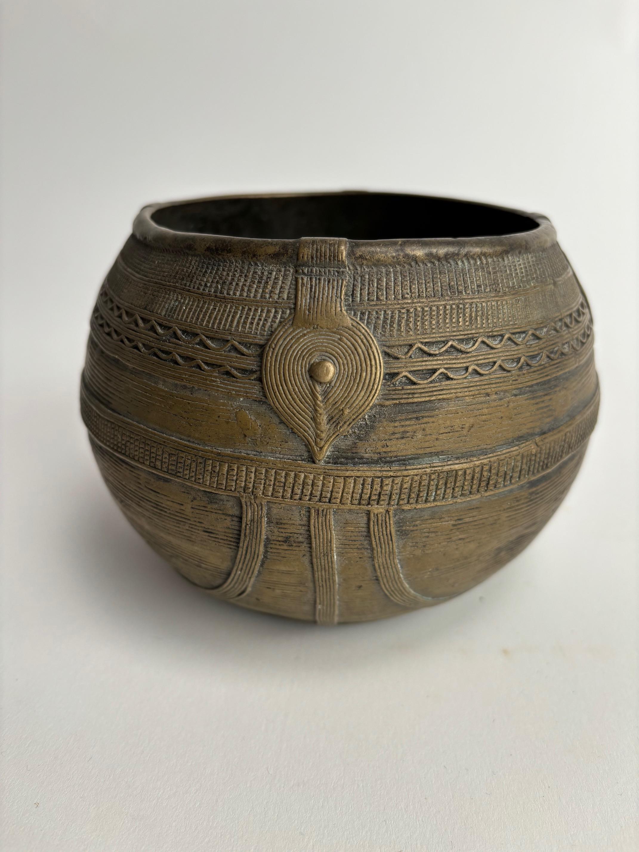 Arte popolare Raffinato vaso africano in metallo con raffinate decorazioni fatte a mano in vendita