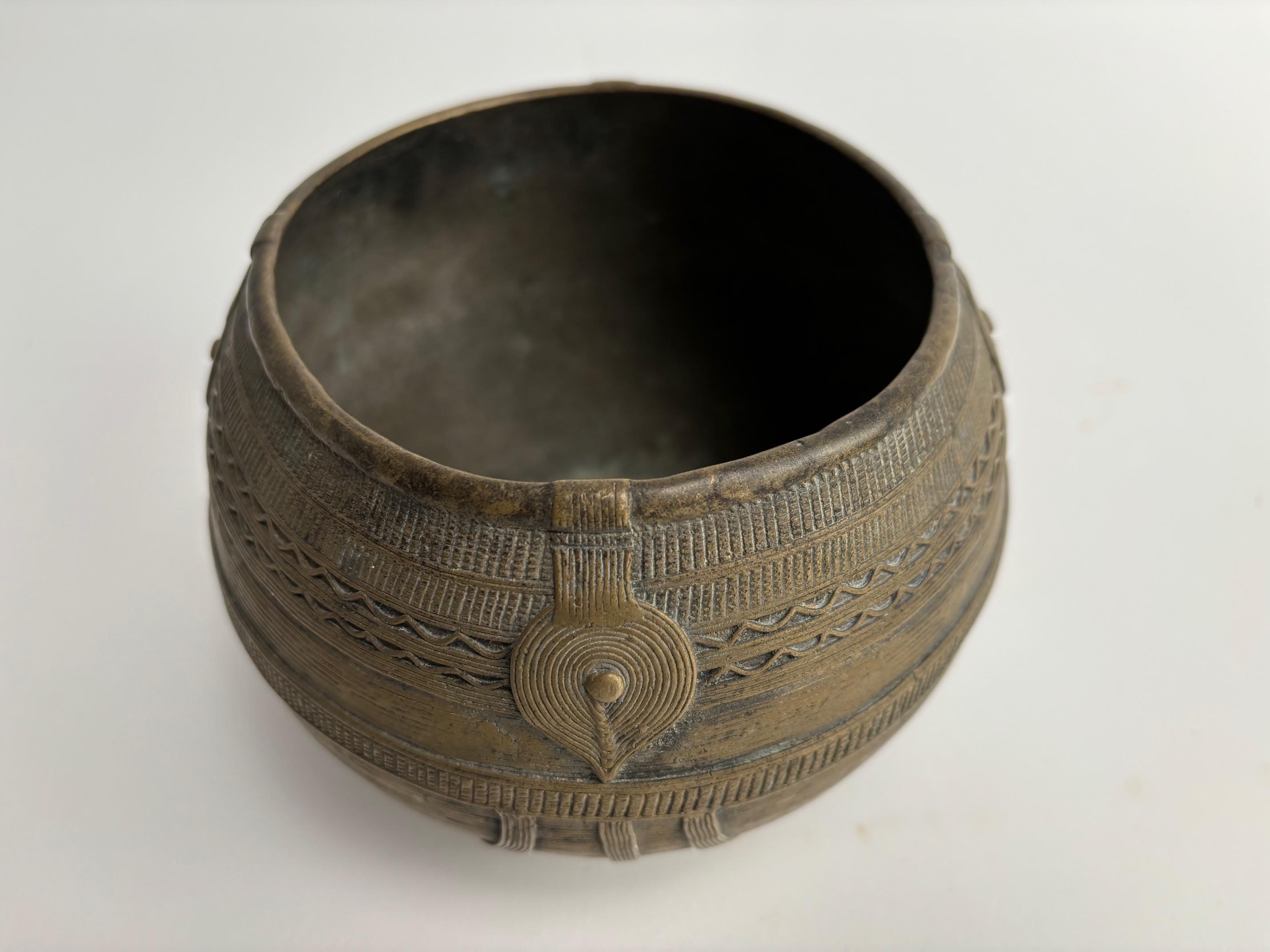 Africano Raffinato vaso africano in metallo con raffinate decorazioni fatte a mano in vendita