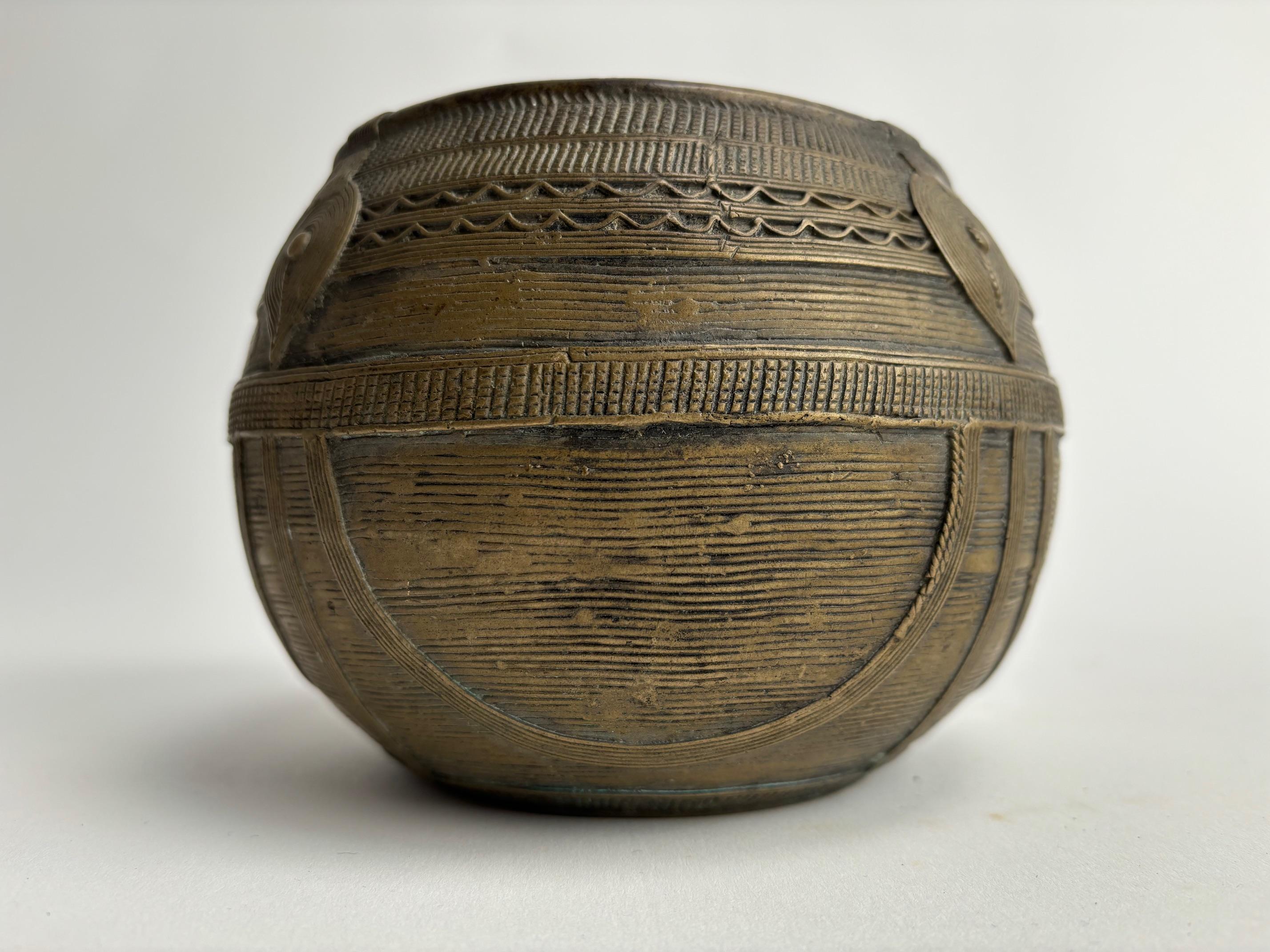 Raffinato vaso africano in metallo con raffinate decorazioni fatte a mano In condizioni buone in vendita a Argelato, BO