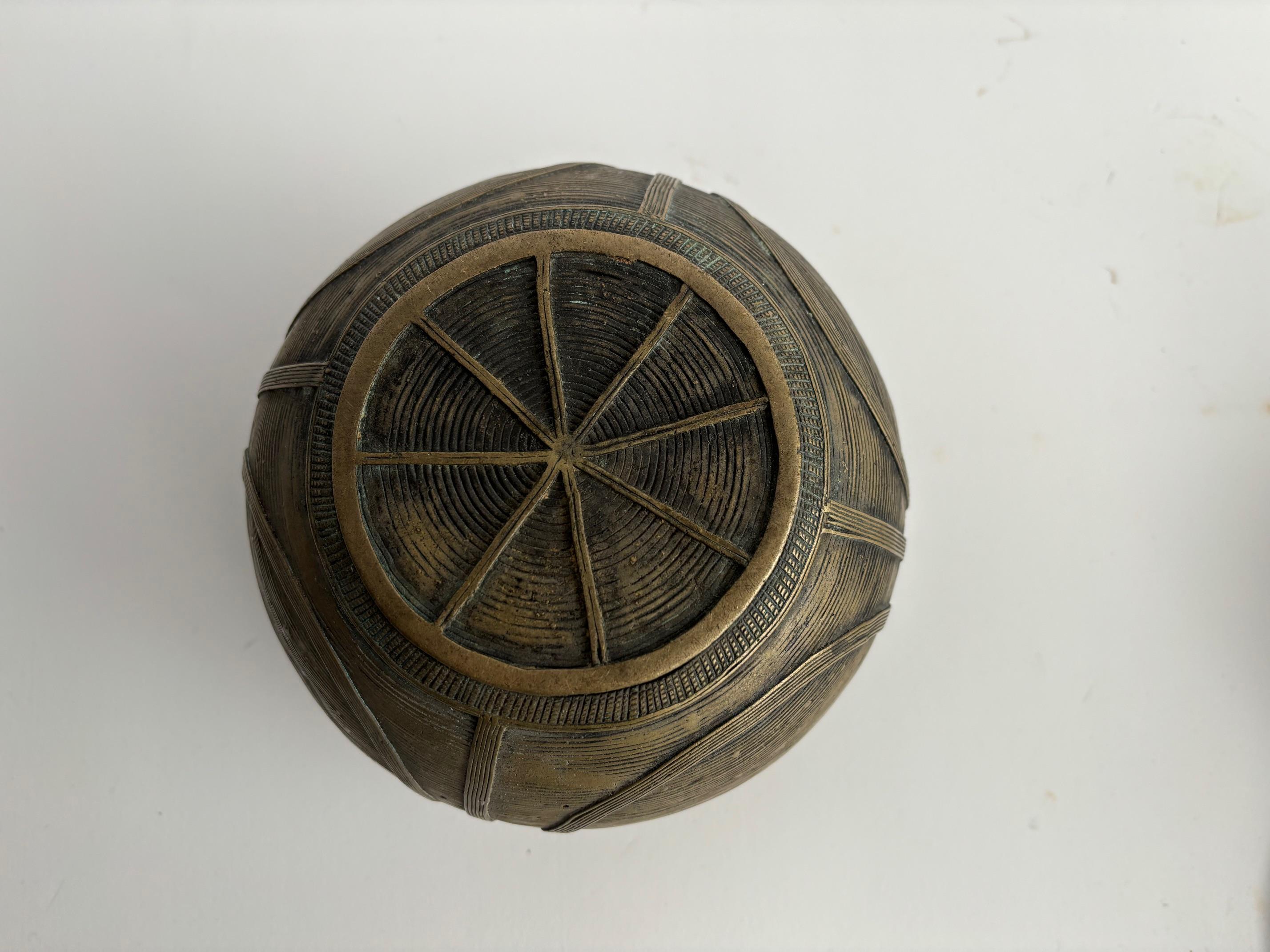 Fine XIX secolo Raffinato vaso africano in metallo con raffinate decorazioni fatte a mano in vendita