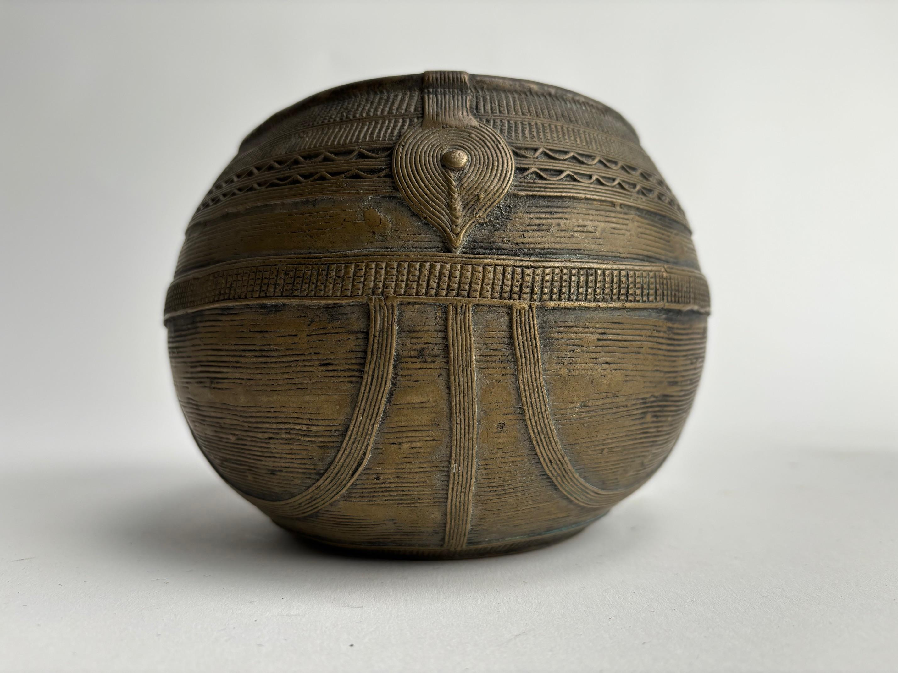Metallo Raffinato vaso africano in metallo con raffinate decorazioni fatte a mano in vendita