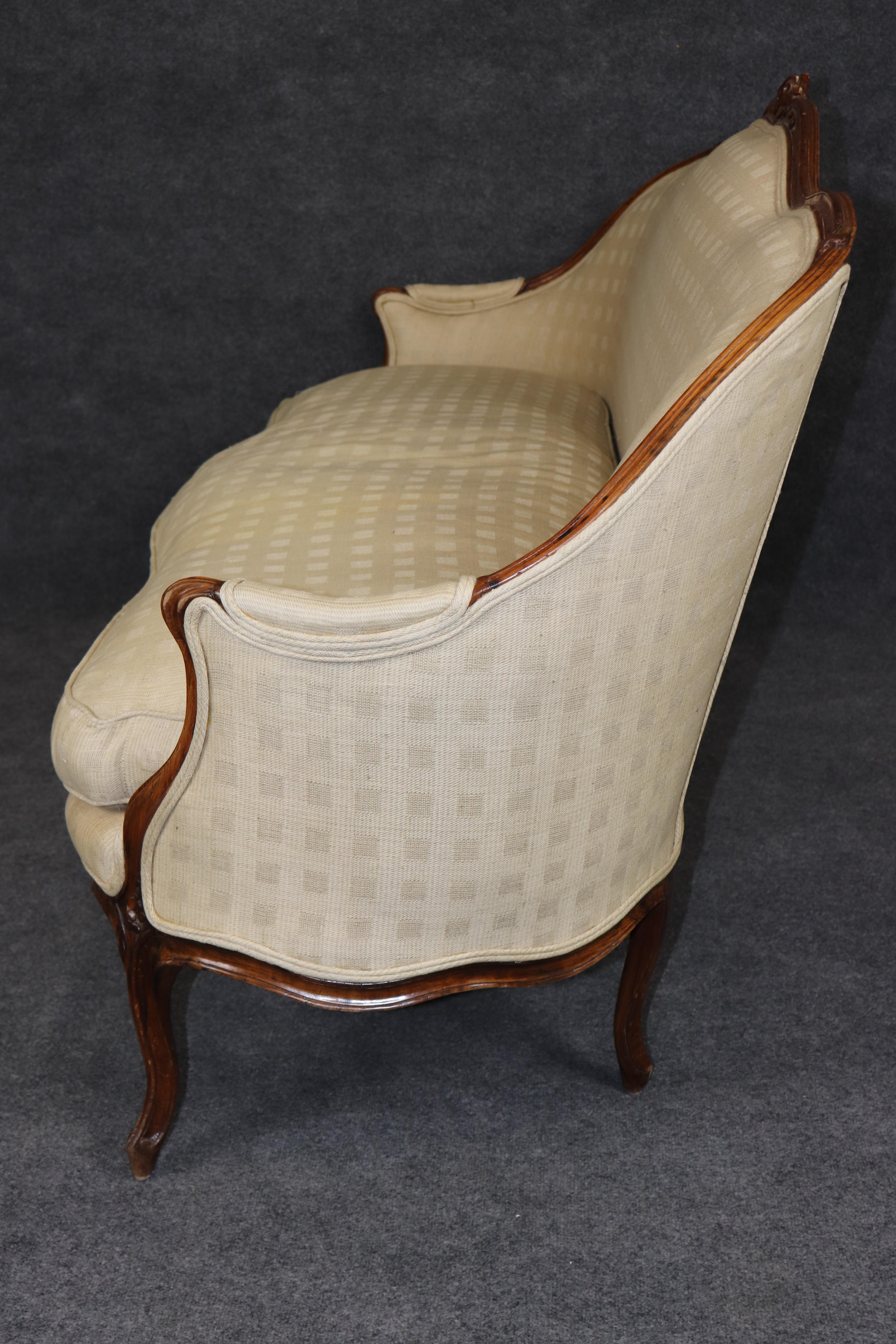 Francese Raffinato e chic francese Luigi XV intagliato in legno di noce Divano Canape Circa 1920 in vendita