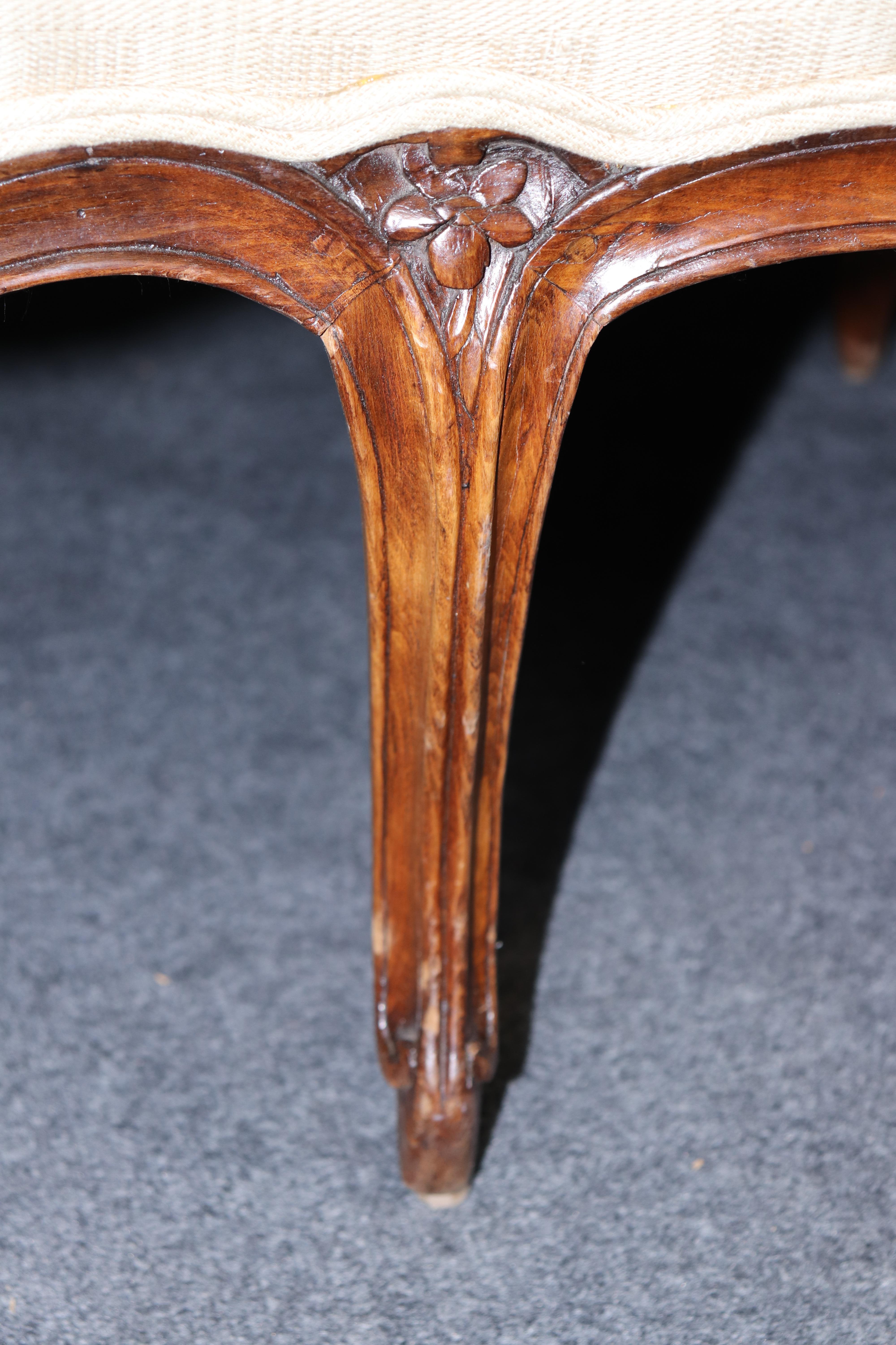 Inizio XX secolo Raffinato e chic francese Luigi XV intagliato in legno di noce Divano Canape Circa 1920 in vendita