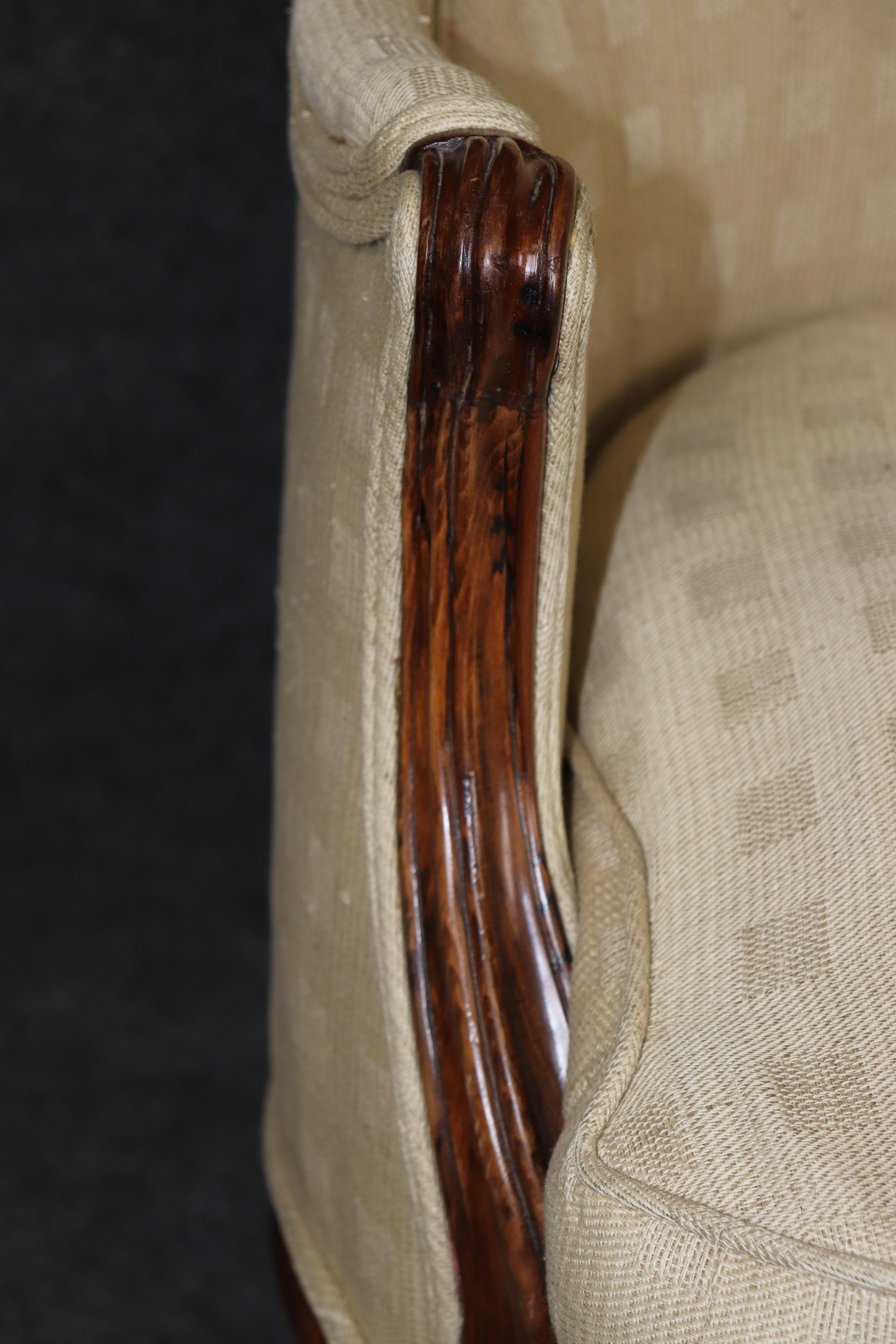 Noce Raffinato e chic francese Luigi XV intagliato in legno di noce Divano Canape Circa 1920 in vendita