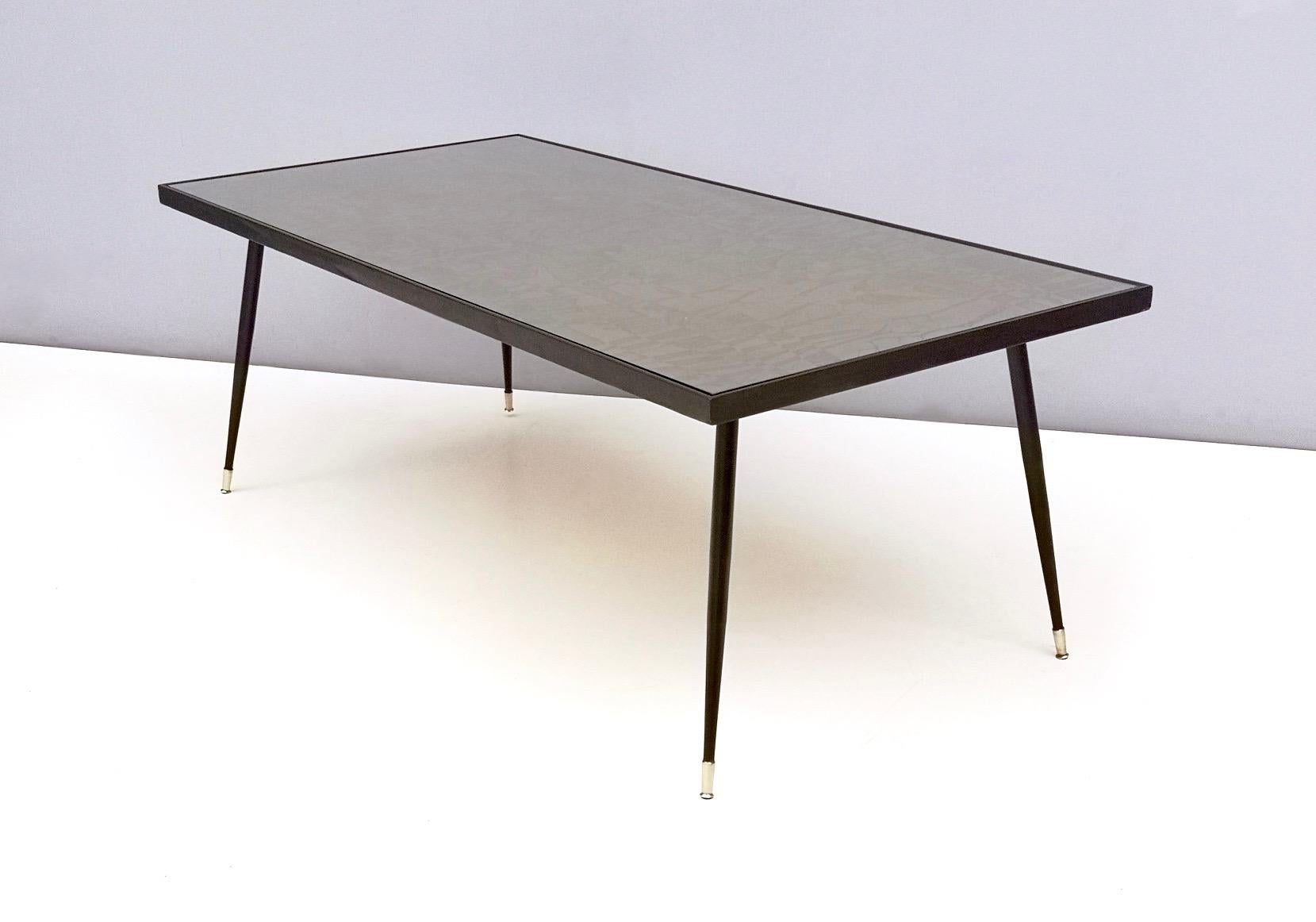 italien Table basse rectangulaire élégante en laiton gravé de G.Urs, Italie en vente