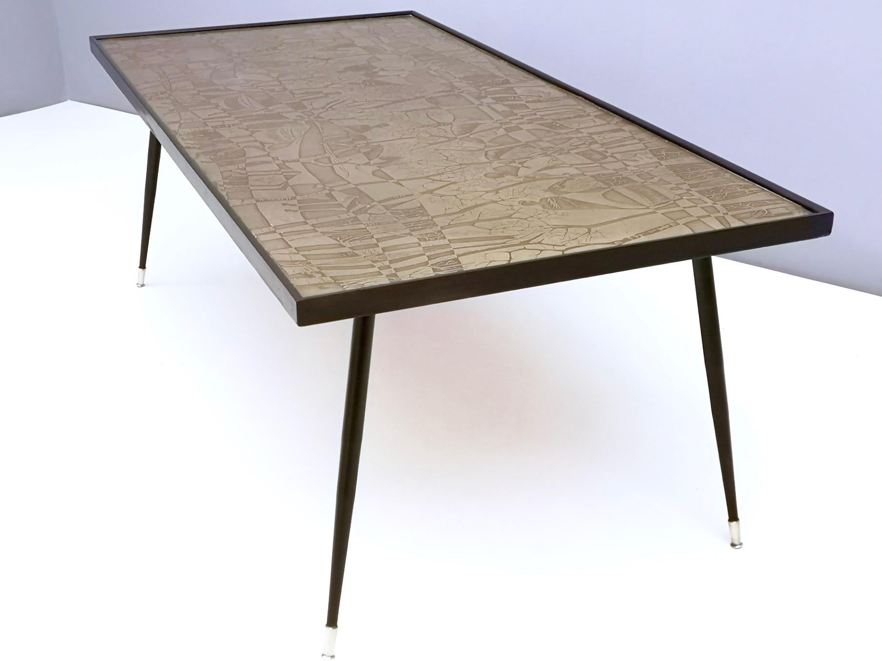 Verni Table basse rectangulaire élégante en laiton gravé de G.Urs, Italie en vente