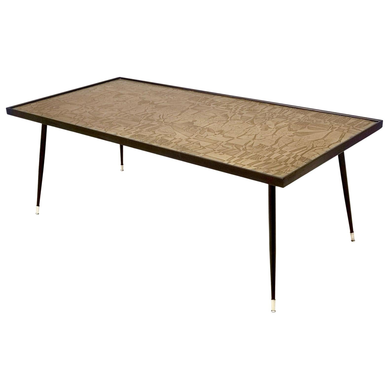 Table basse rectangulaire élégante en laiton gravé de G.Urs, Italie en vente