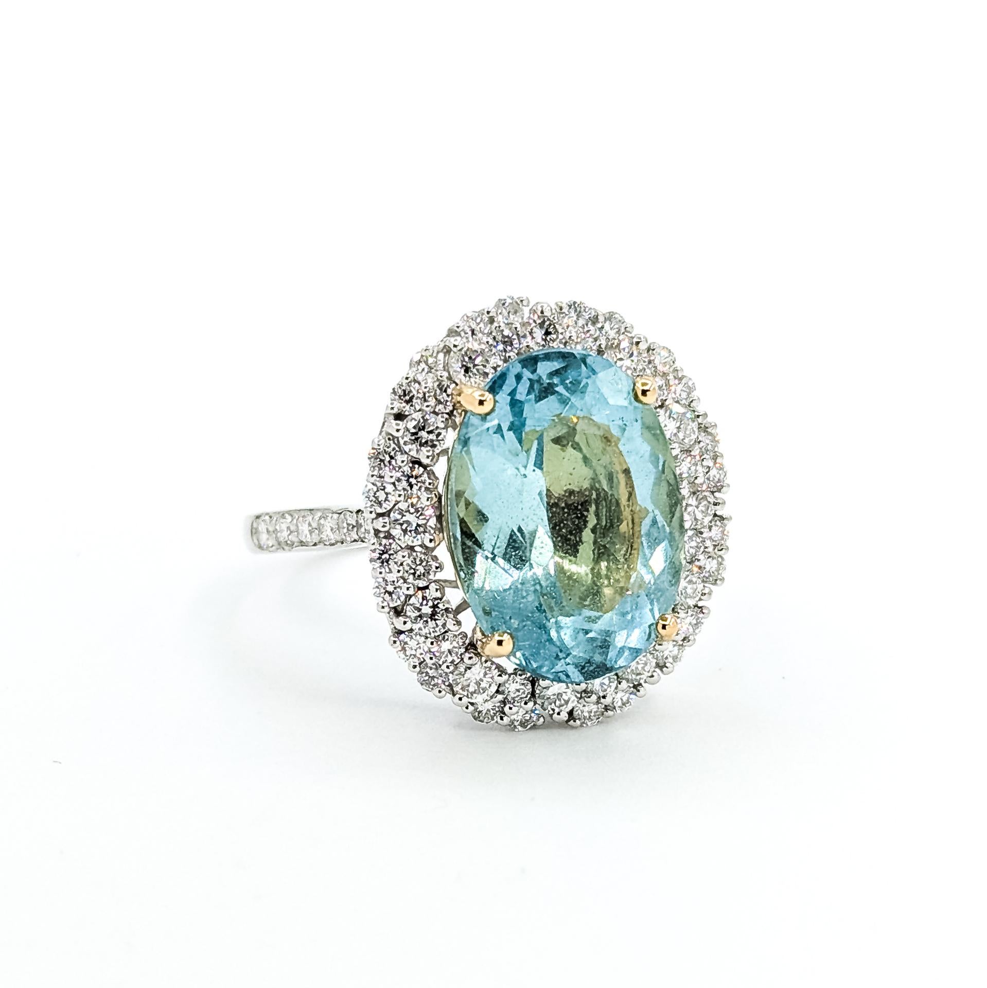 Raffinato anello con acquamarina e diamanti in platino e oro giallo 18k

Questo anello da cocktail presenta un'acquamarina verde-azzurra da 5,78 carati, certificata da GIA (Rapporto 6237415218). La pietra ovale modificata con taglio a brillante è