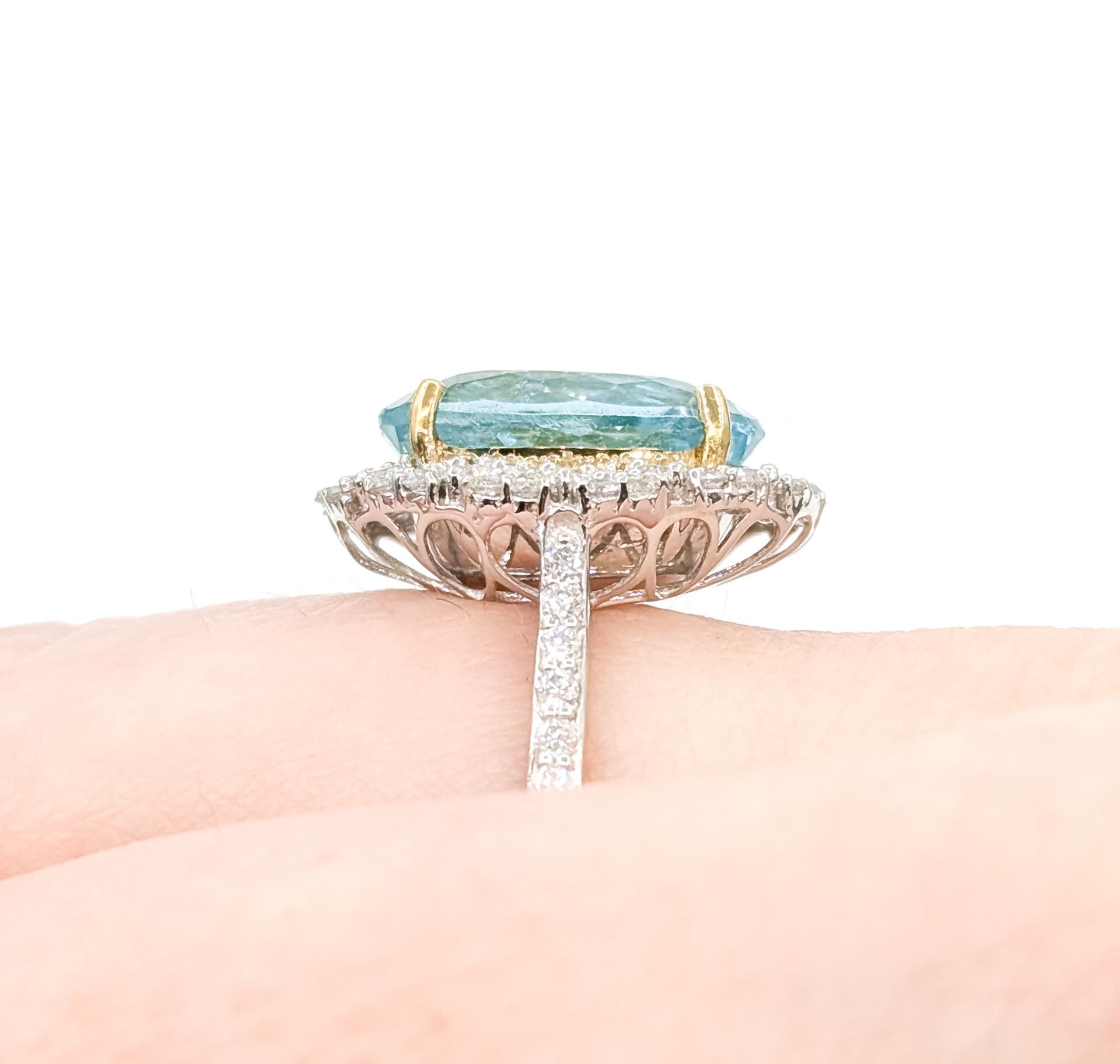 Taglio ovale Raffinato anello con acquamarina e diamanti in platino e oro giallo 18k in vendita