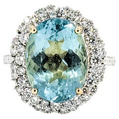 Raffinato anello con acquamarina e diamanti in platino e oro giallo 18k