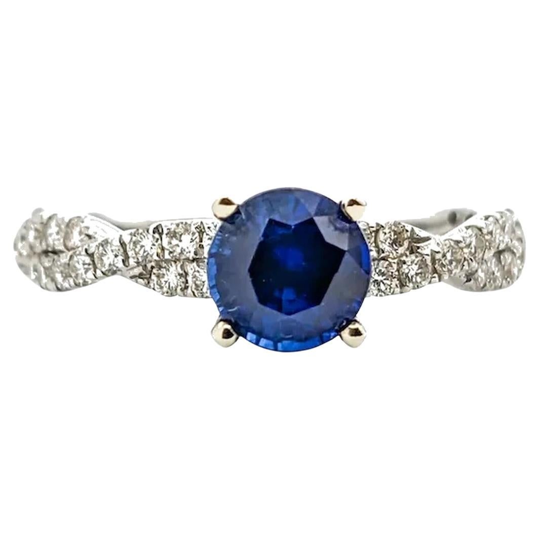 Bague en or blanc 14k saphir bleu et diamant raffiné en vente