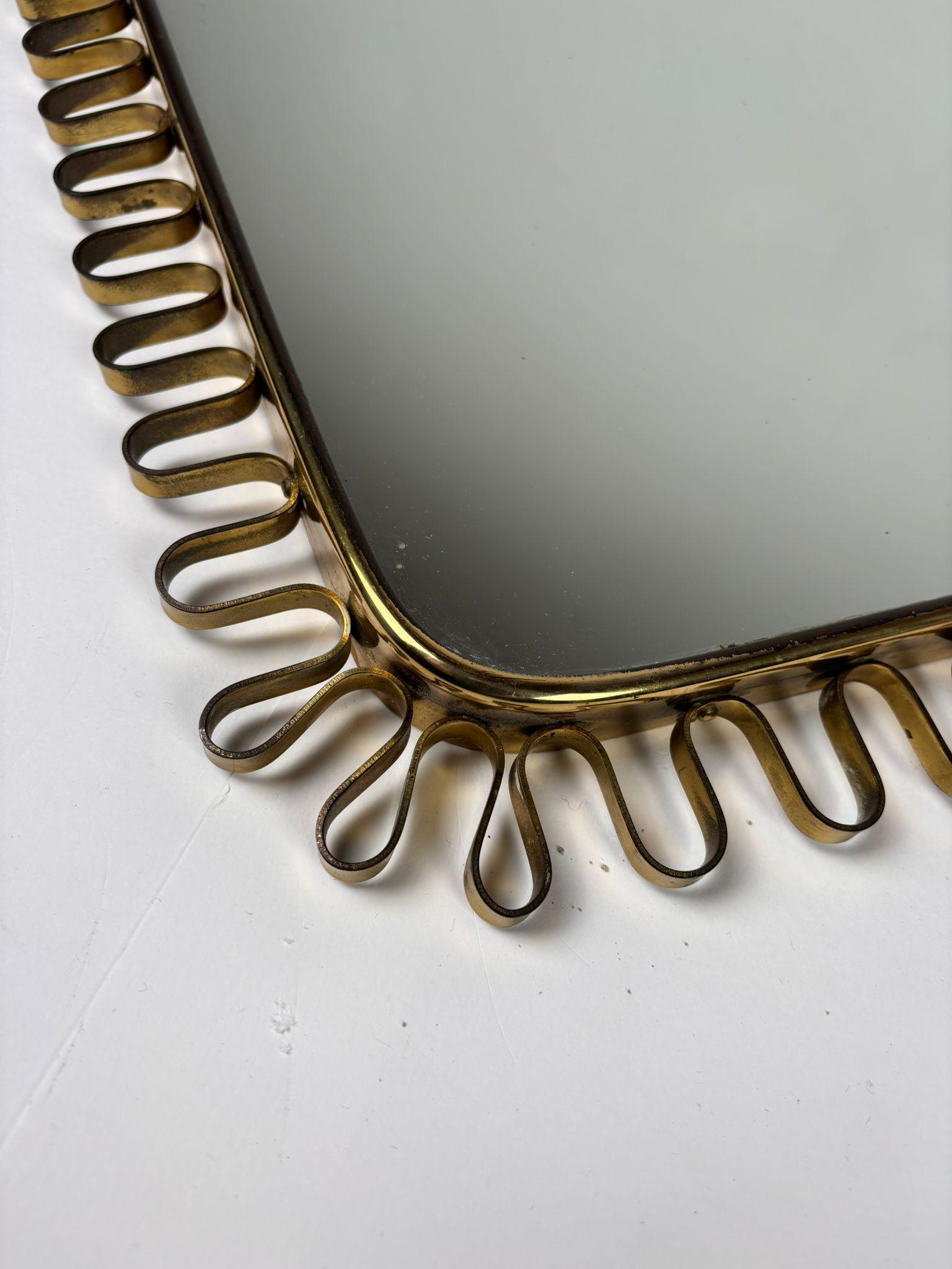 Ein Spiegel mit einer raffinierten Form, inspiriert durch den zeitlosen Stil von Josef Frank, mit einer harmonischen Silhouette aus Messing. Das Stück spiegelt die modernistische Ästhetik wider, die Frank zwischen den 1930er und 1950er Jahren