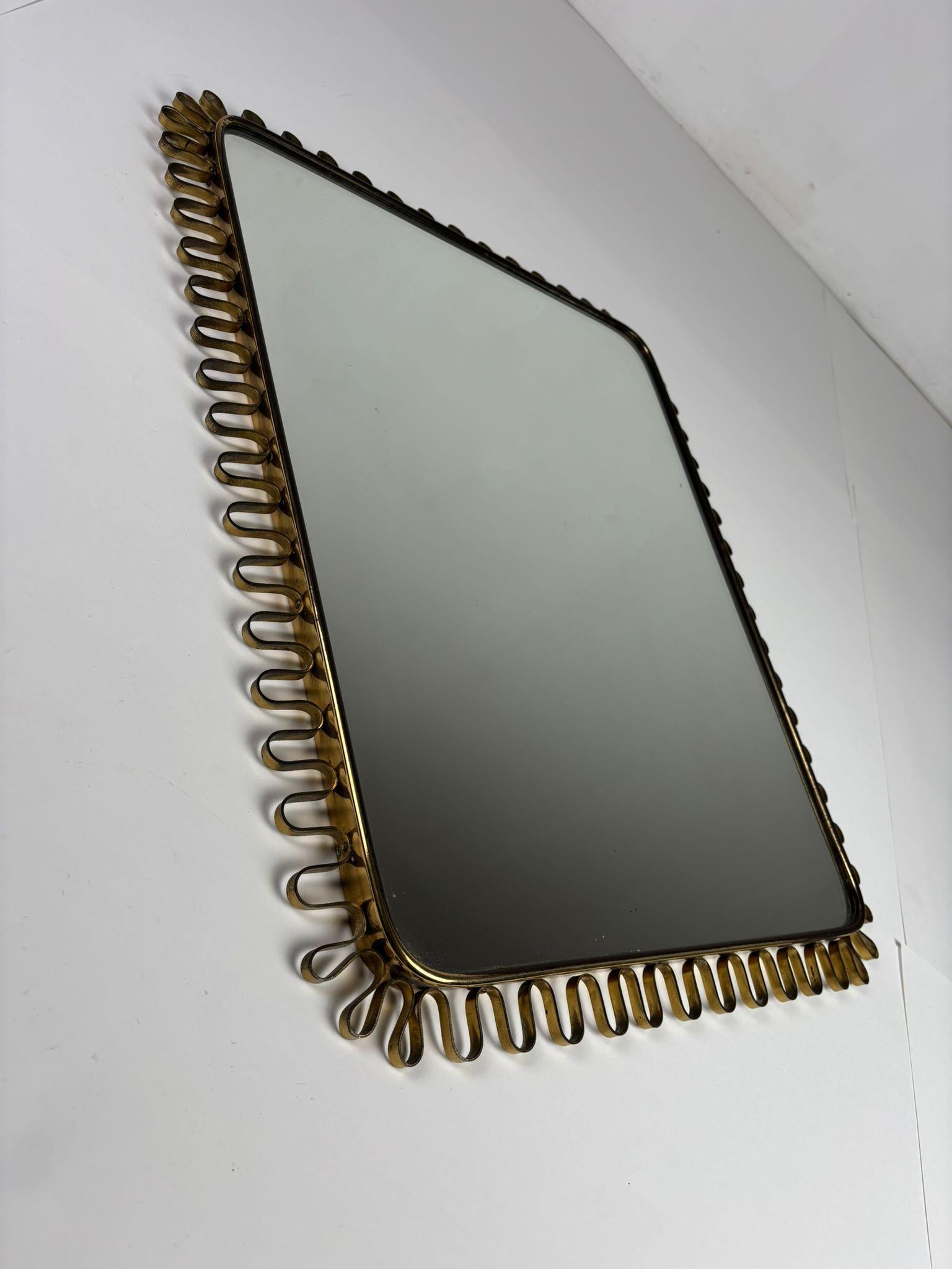 Refined Brass Mirror in the Style of Josef Frank, 1950s (Moderne der Mitte des Jahrhunderts) im Angebot
