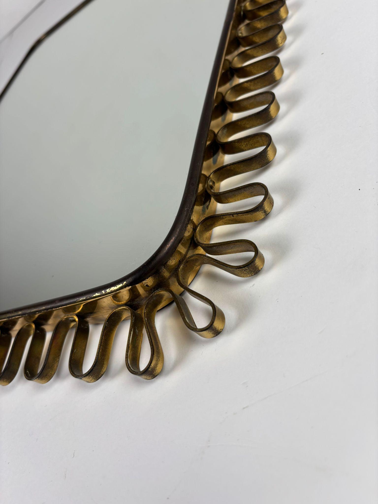 Refined Brass Mirror in the Style of Josef Frank, 1950s im Zustand „Gut“ im Angebot in Milano, IT