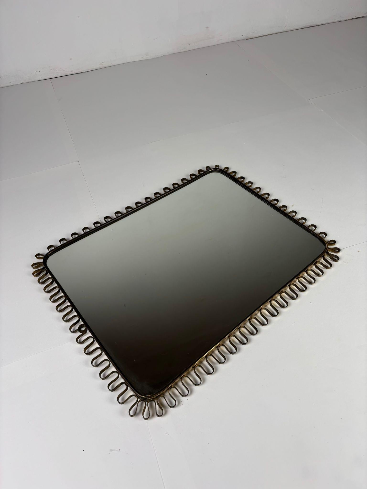 Refined Brass Mirror in the Style of Josef Frank, 1950s (Mitte des 20. Jahrhunderts) im Angebot