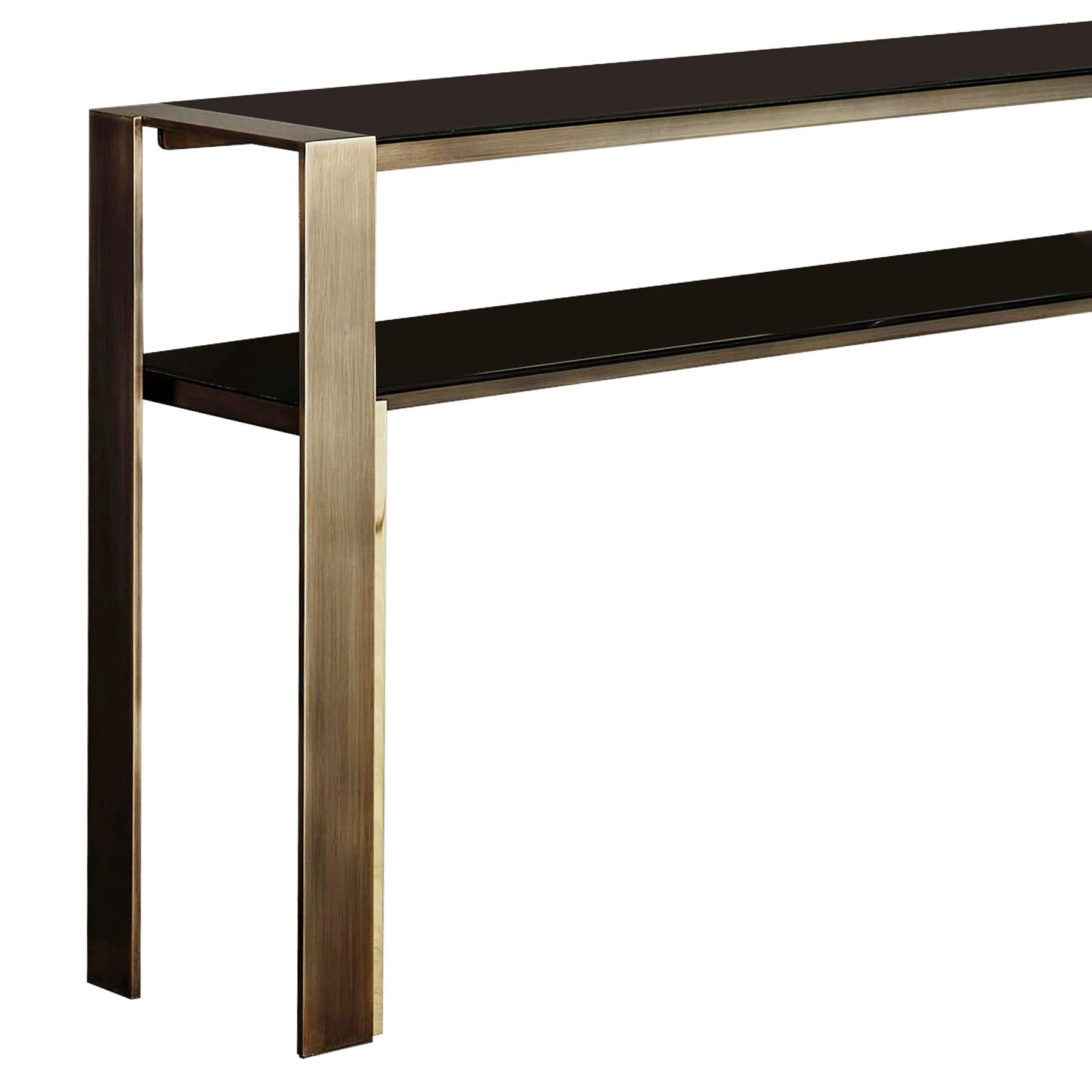Console table refined bronze with solid brass frame 
structure in bronzed finish and with vertical polished 
brass rods fixed on the structure. Console with up and 
down tops in tempered smocked glass.
Also available on request with up and down tops