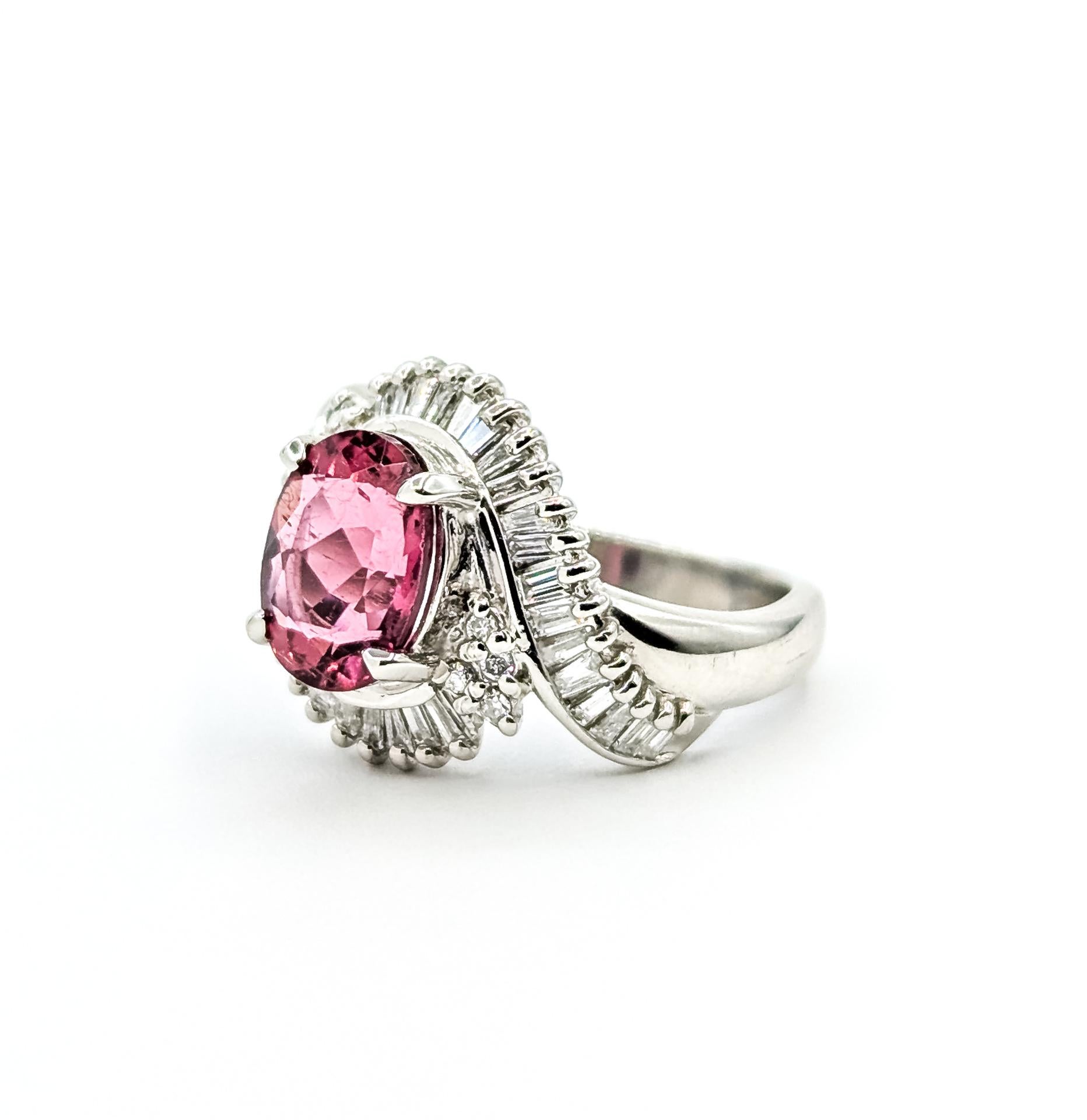 Contemporain Bague en platine avec tourmaline et diamant à contournement raffiné en vente